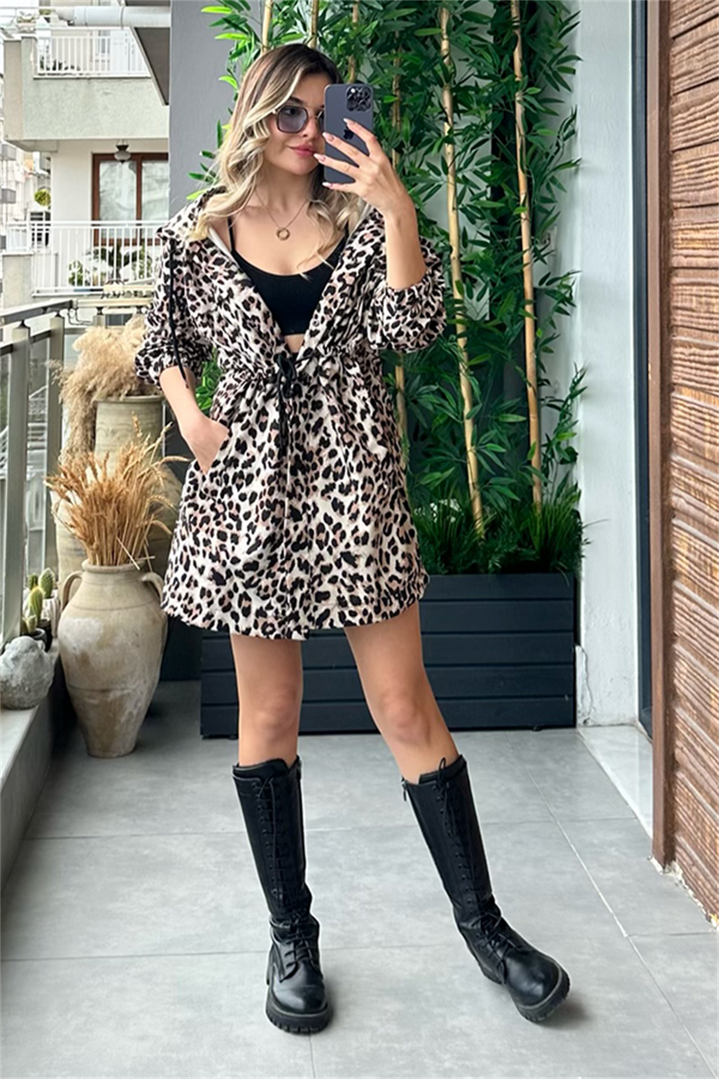 Belden oturtmalı leopar desenli yağmurluk