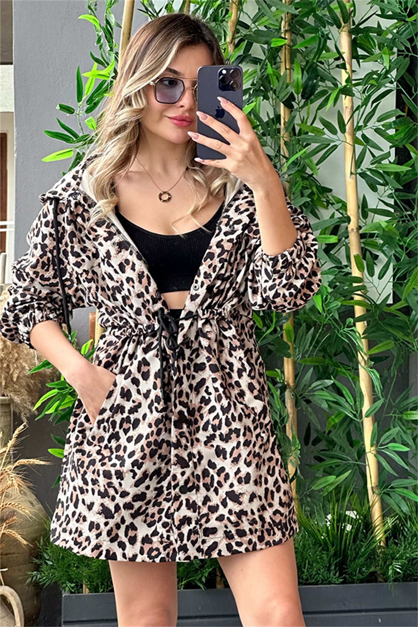 Belden oturtmalı leopar desenli yağmurluk