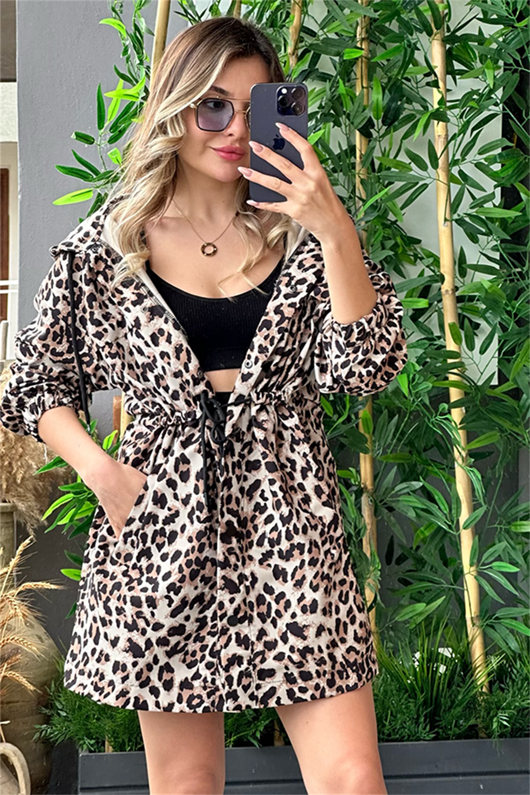 Belden oturtmalı leopar desenli yağmurluk