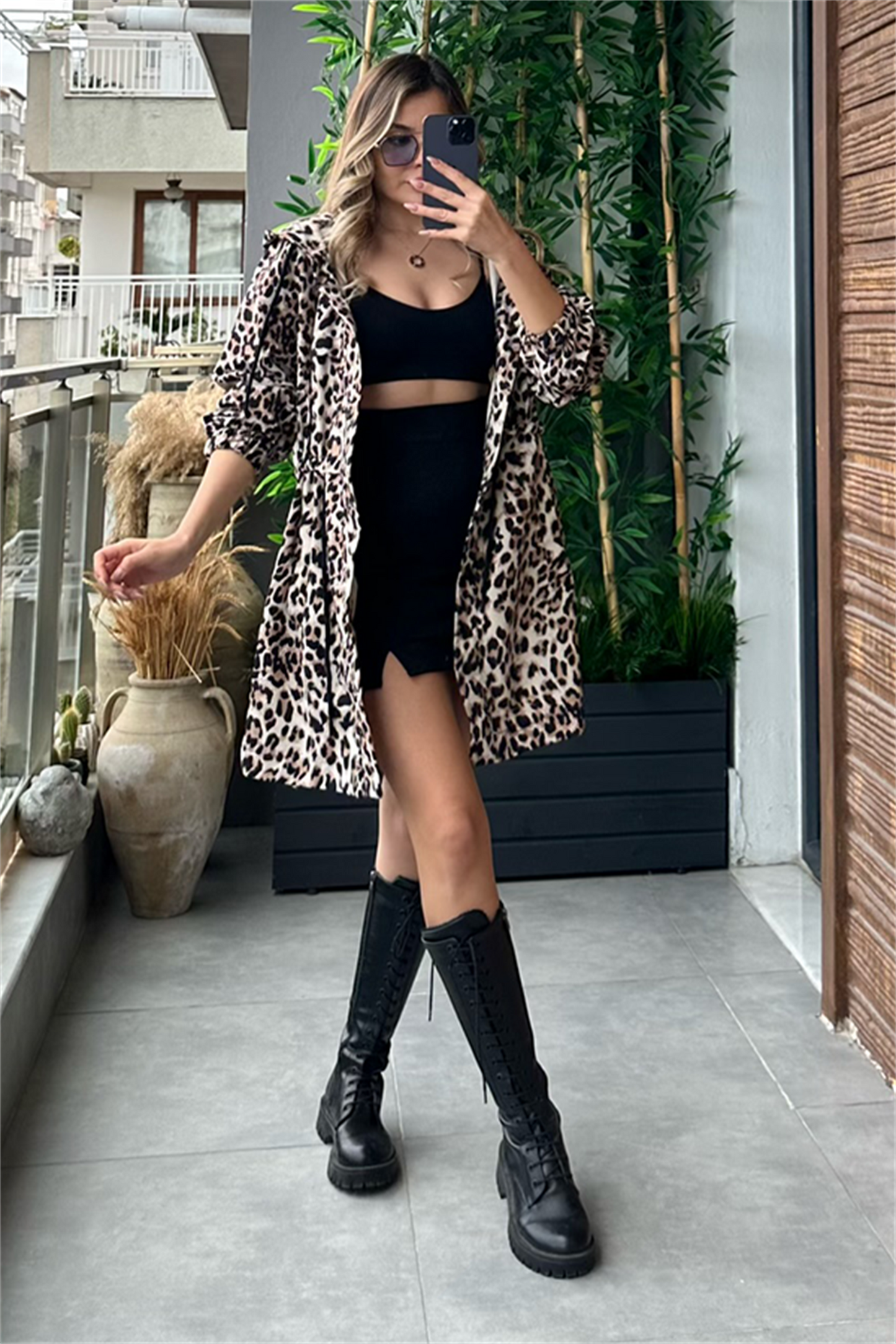 Belden oturtmalı leopar desenli yağmurluk