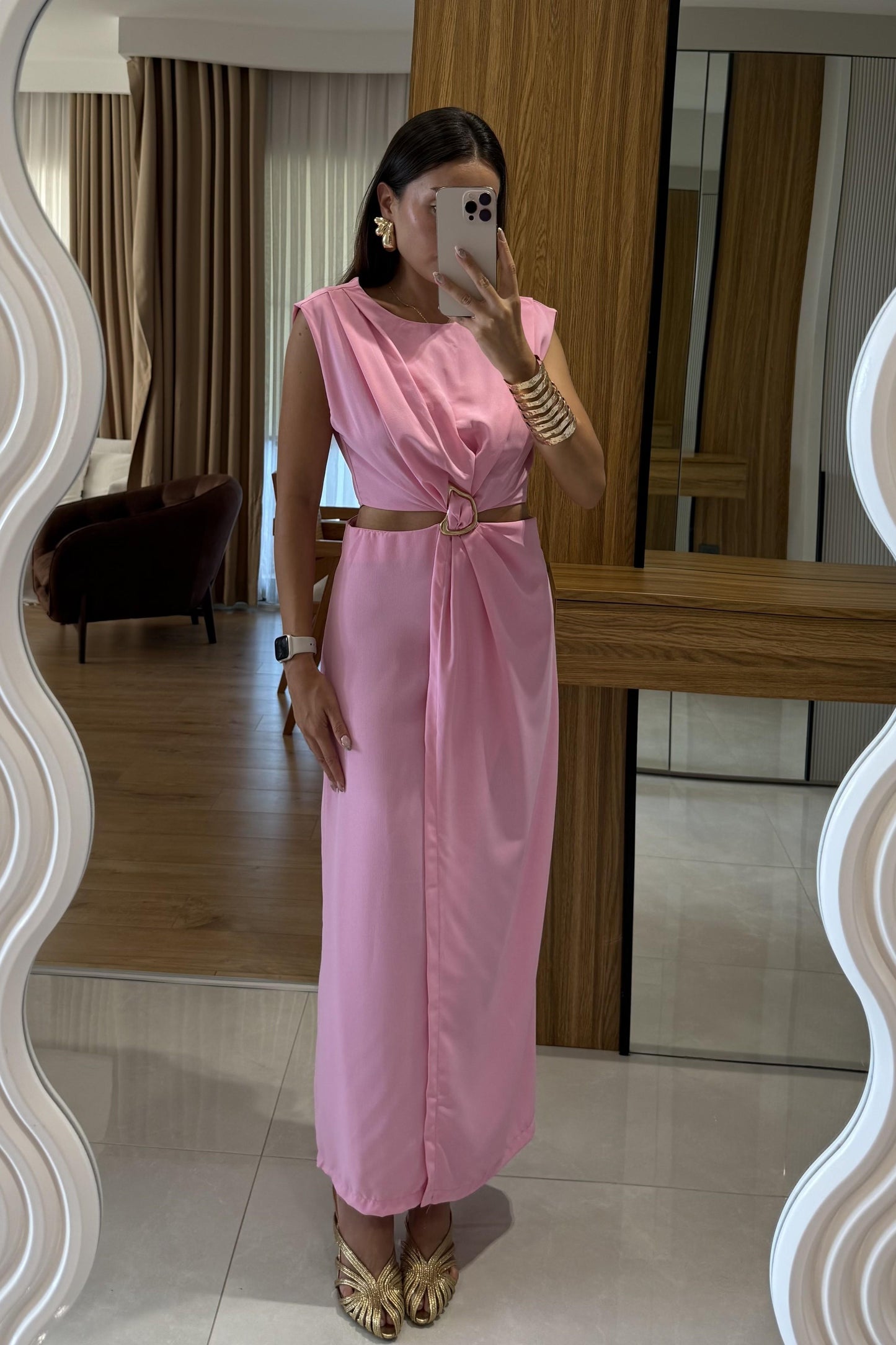 Cheren Pembe Aksesuarlı Bel Dekolteli Elbise
