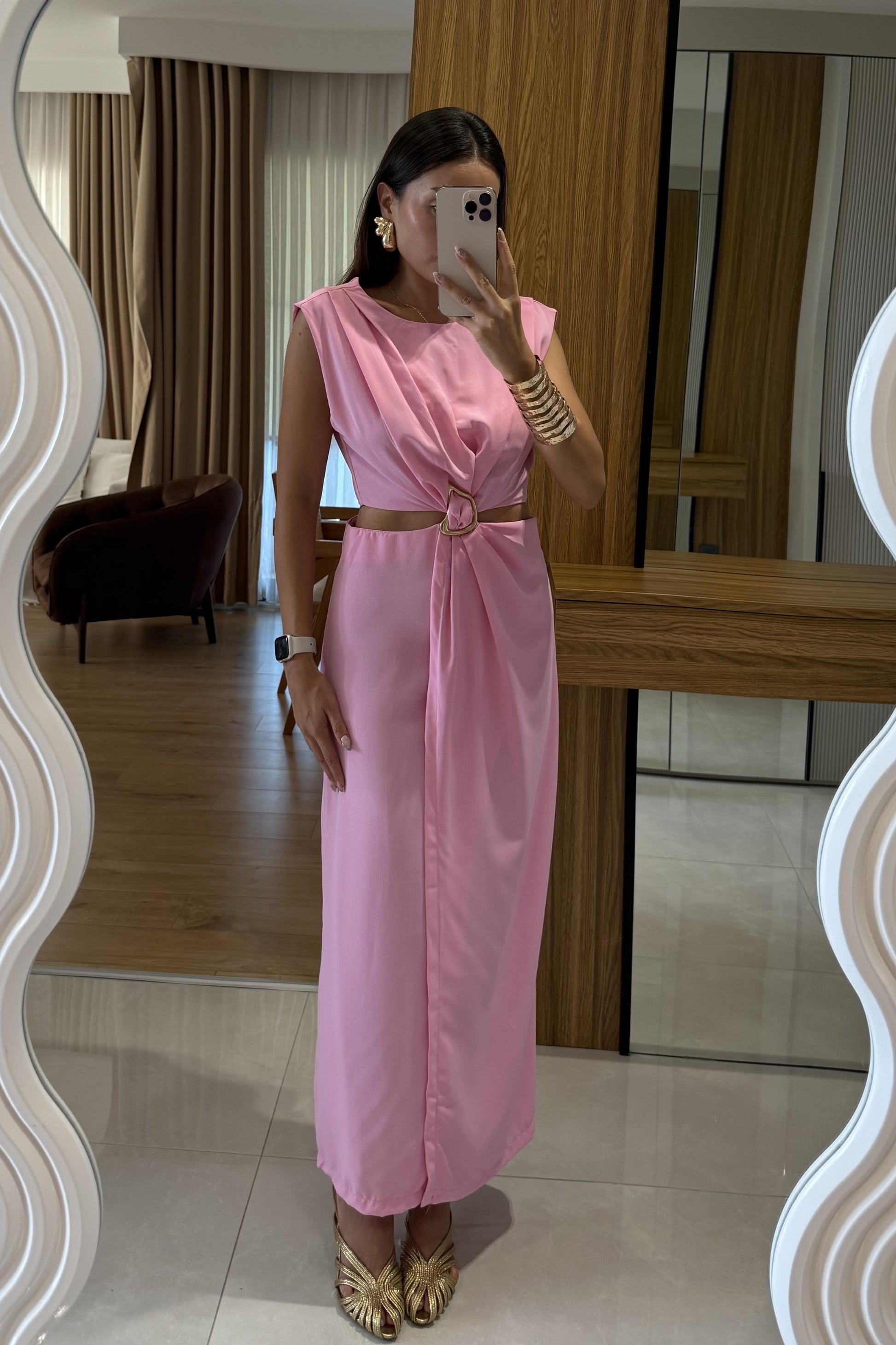 Cheren Pembe Aksesuarlı Bel Dekolteli Elbise