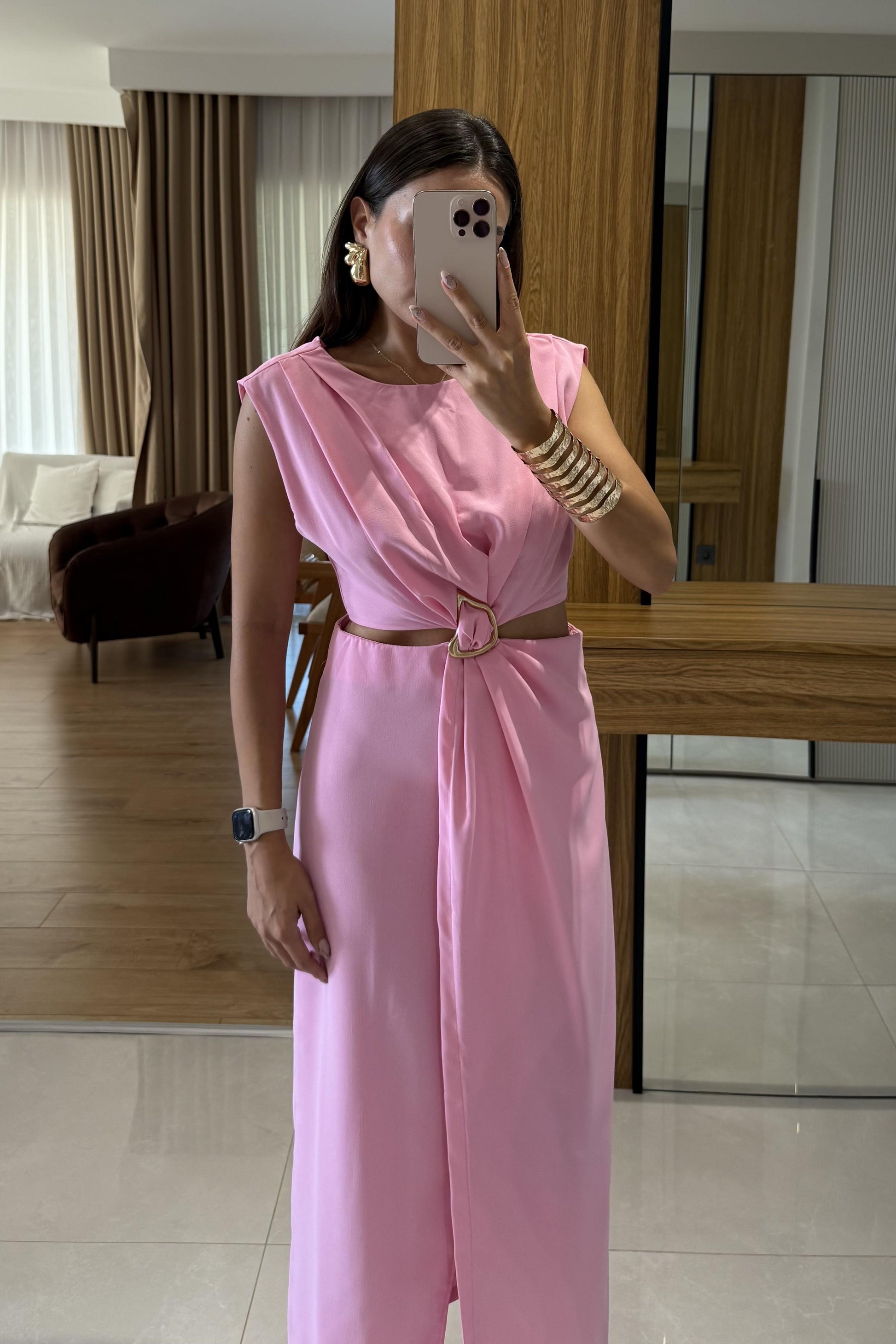 Cheren Pembe Aksesuarlı Bel Dekolteli Elbise