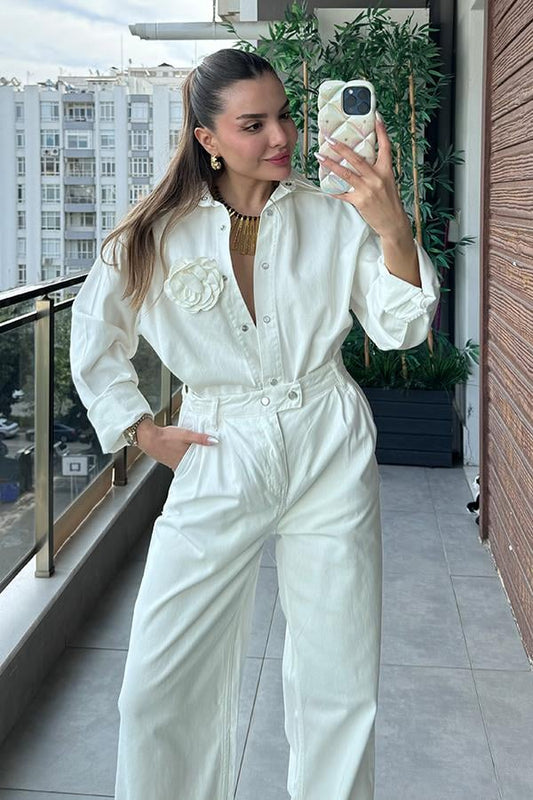 Chrislona Gül Broş Detaylı Beyaz Gömlek Pantolon Takım