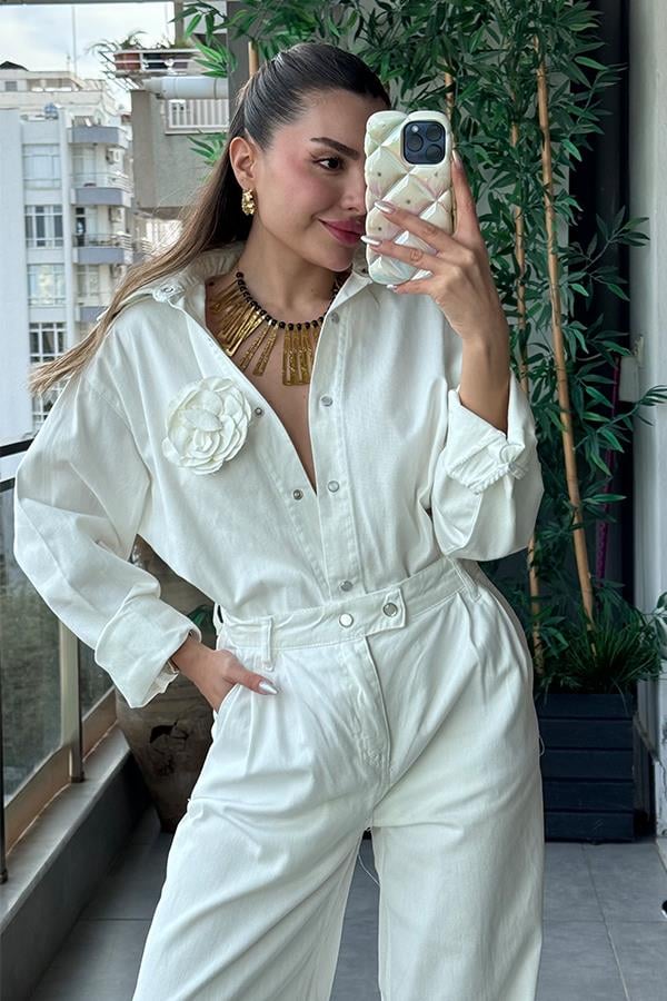 Chrislona Gül Broş Detaylı Beyaz Gömlek Pantolon Takım