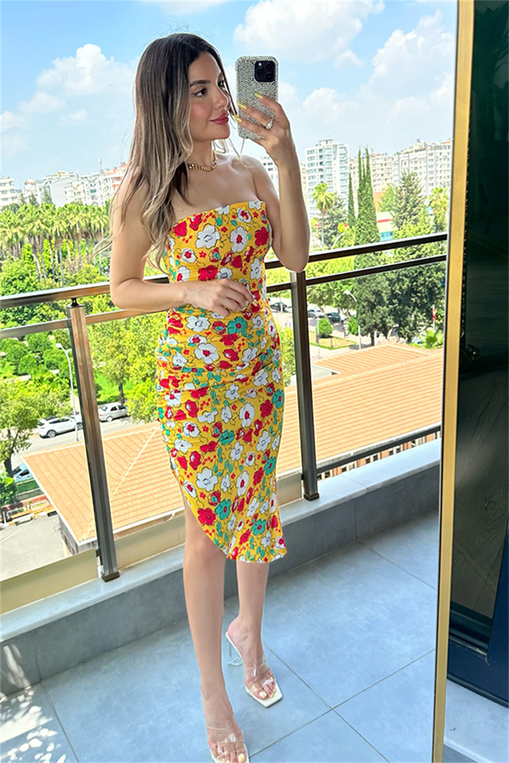 Çiçek desenli asimetrik straplez elbise