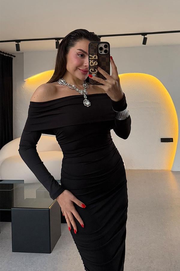 Elwine Siyah Drapeli Madonna Yaka Elbise
