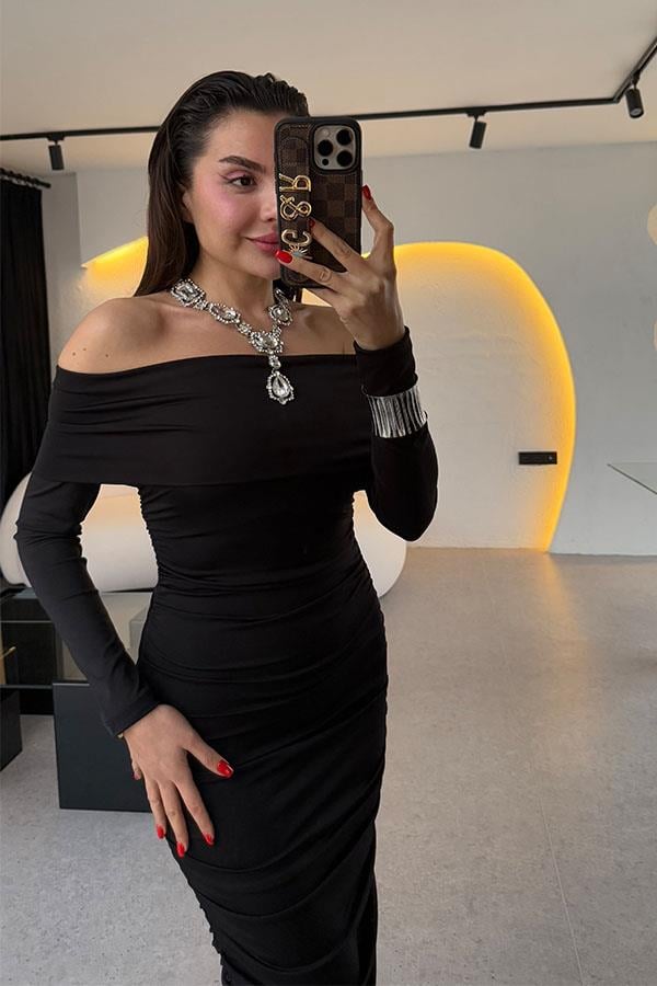 Elwine Siyah Drapeli Madonna Yaka Elbise