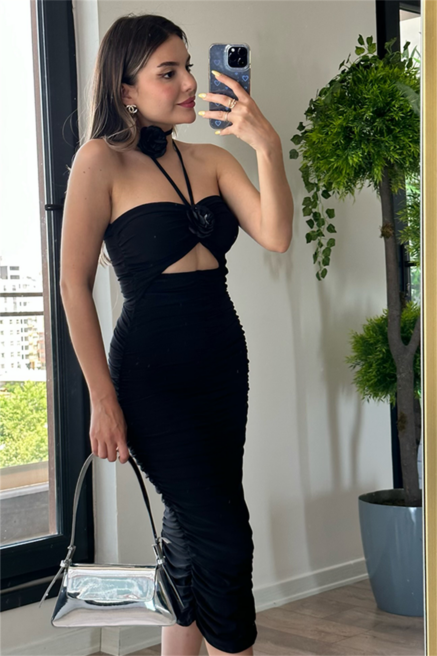 Gül detaylı drapeli siyah kalem elbise