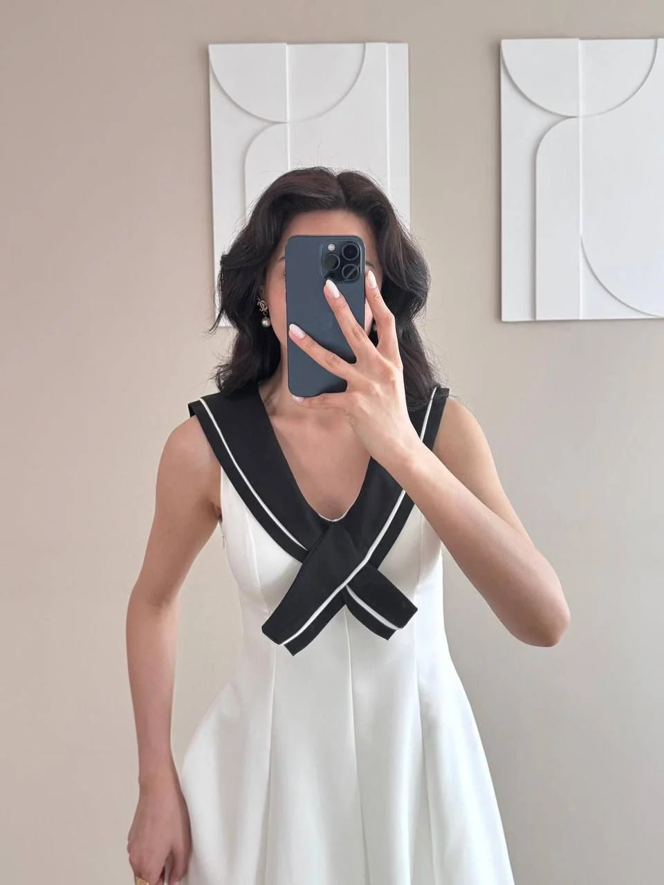 Beyaz V Yaka Volanlı Mini Elbise