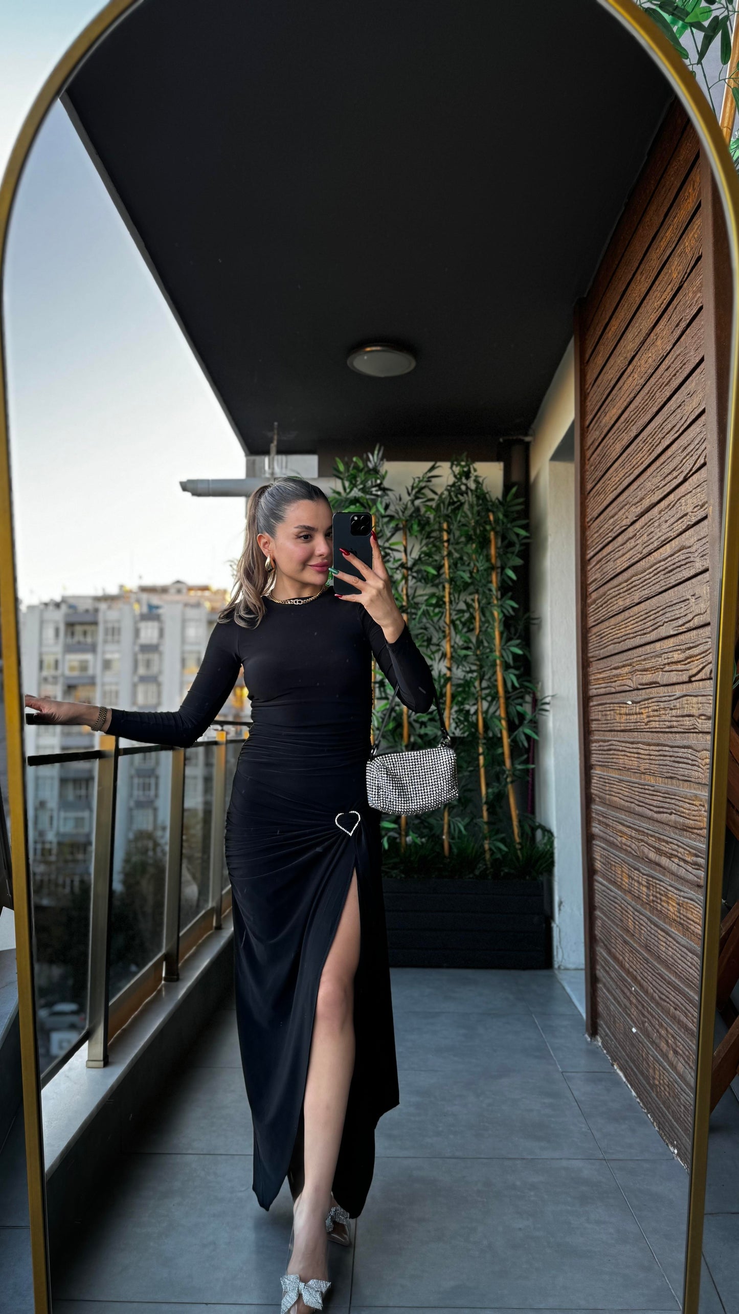 Kalp aksesuarlı yırtmaçlı siyah elbise