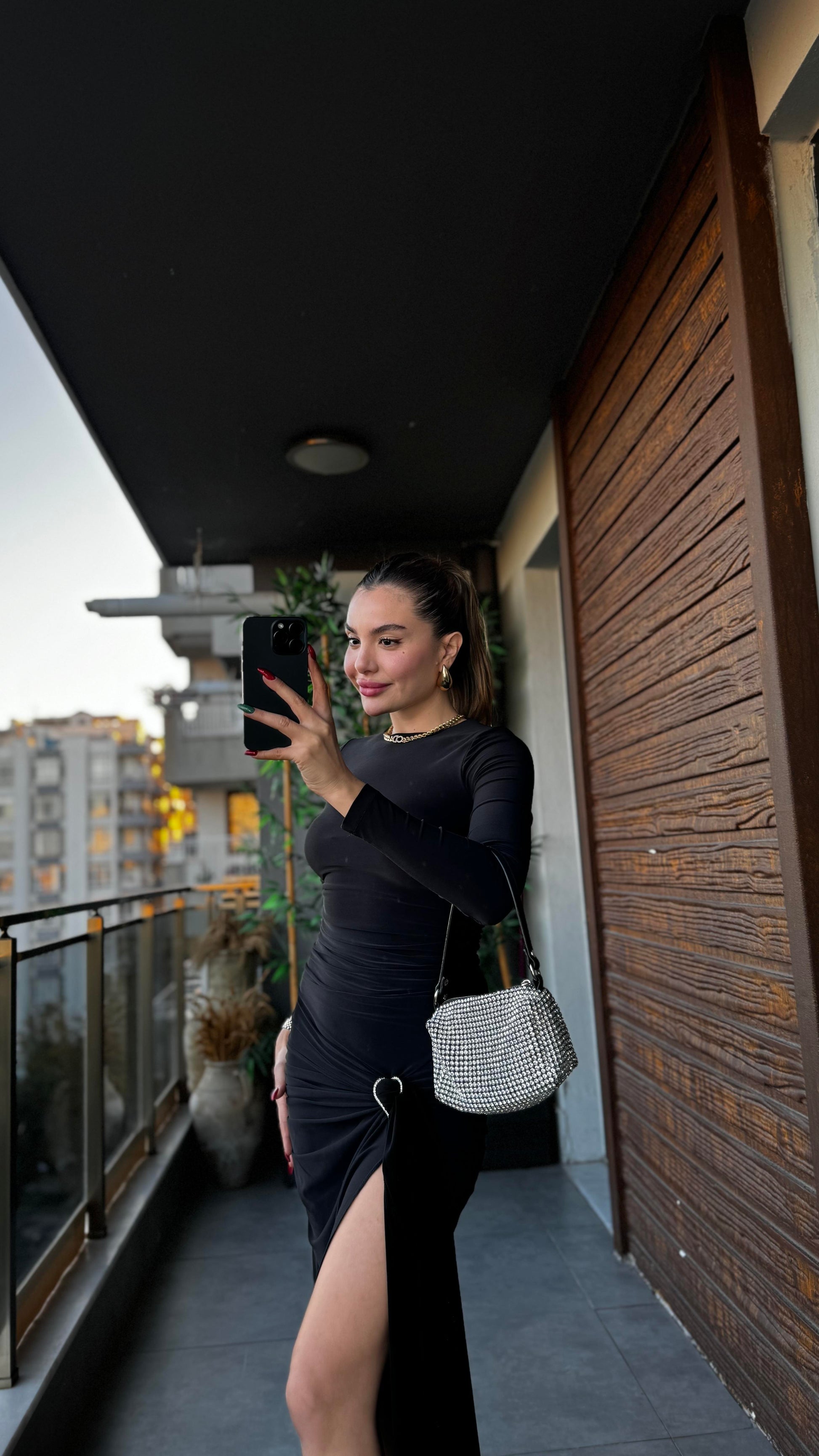 Kalp aksesuarlı yırtmaçlı siyah elbise