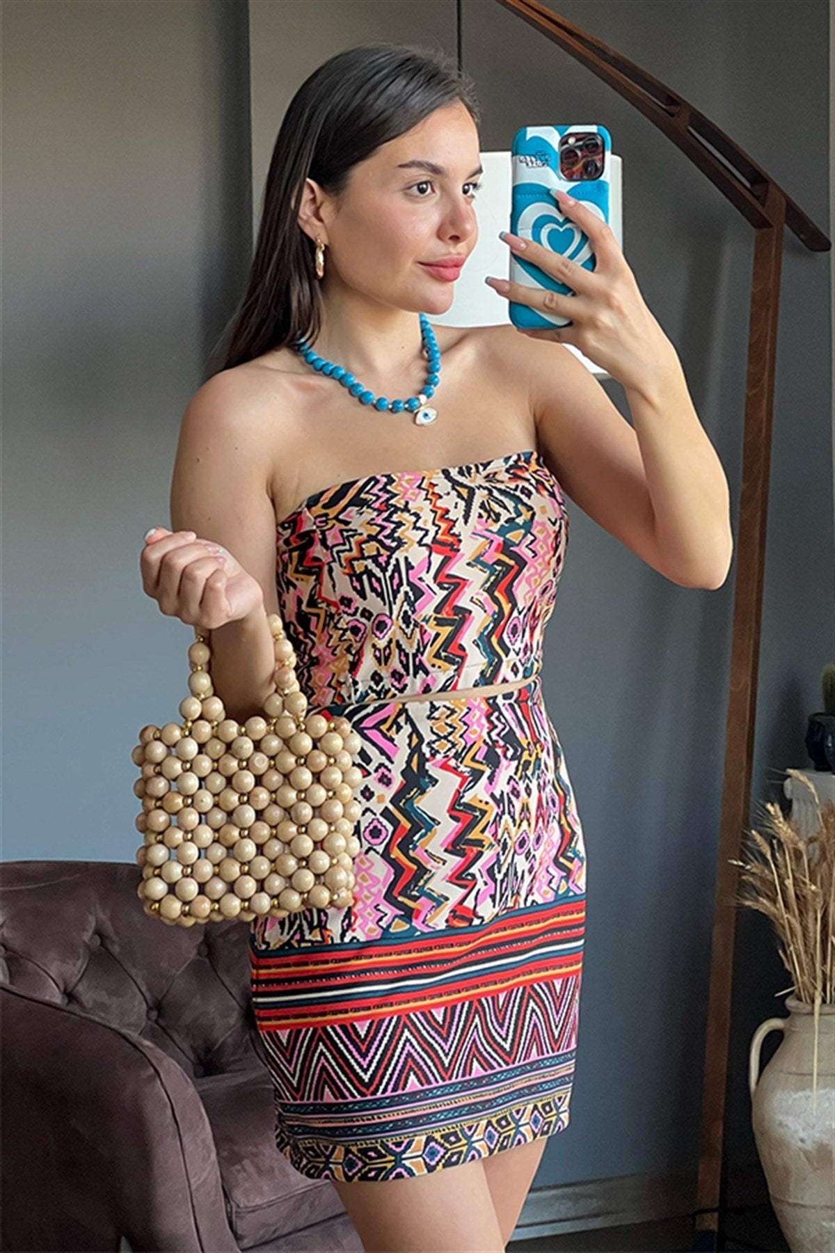 Kırmızı desenli etekli etnik takım