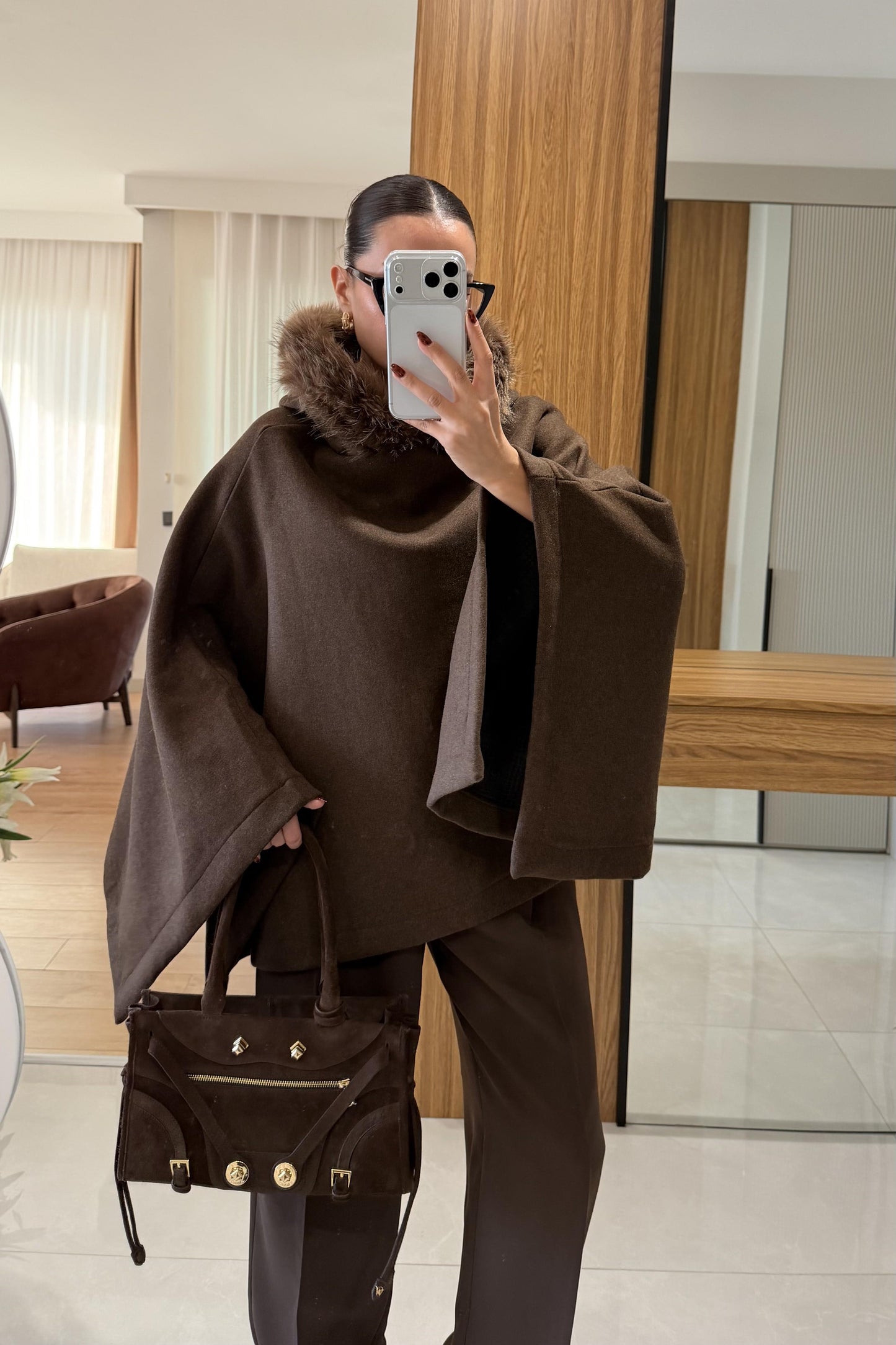 Milya Kahve %100 Yün Kapüşonu Peluş Detaylı Panço