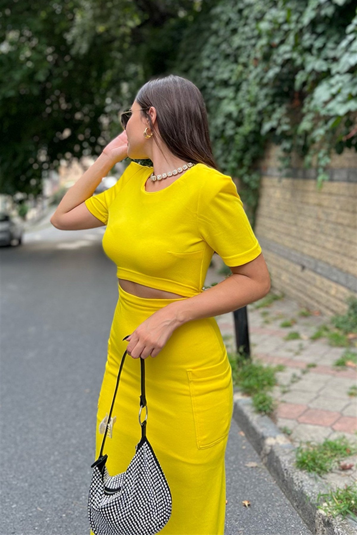 Nancy dekolteli sarı elbise