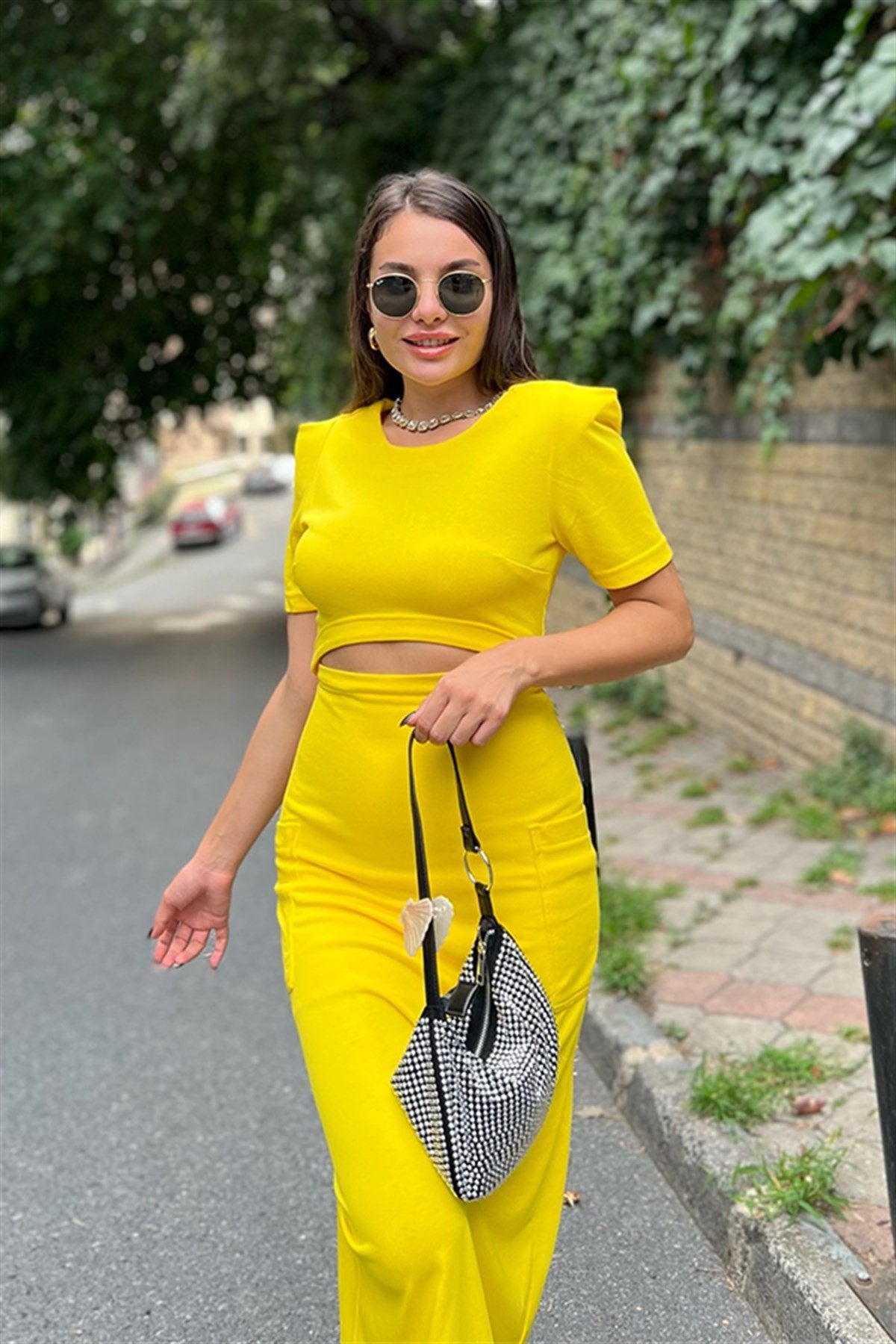 Nancy dekolteli sarı elbise