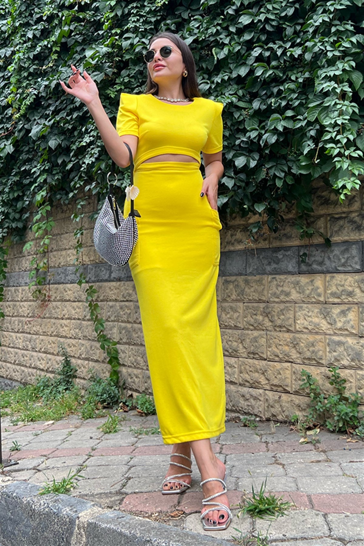 Nancy dekolteli sarı elbise