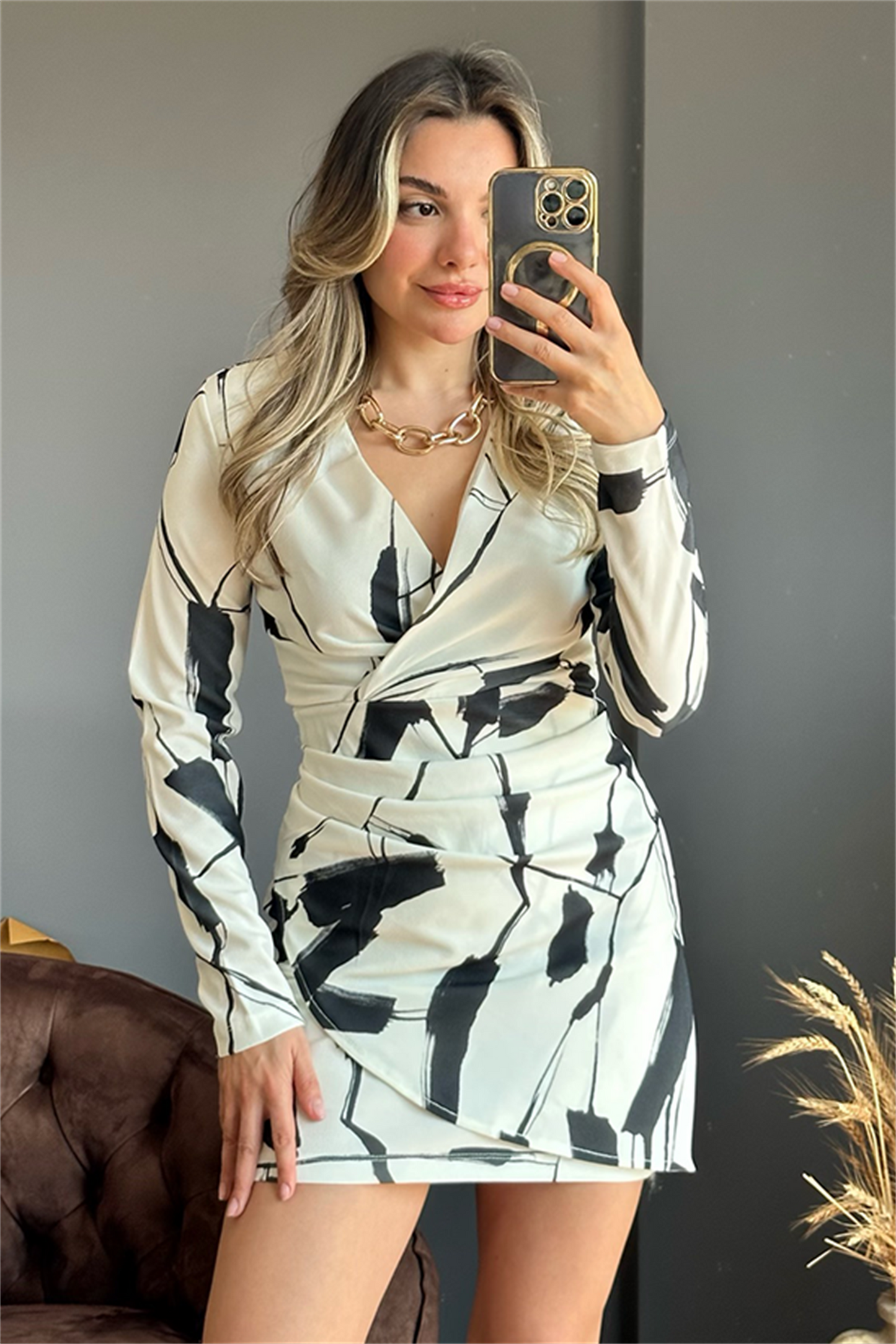 Önü kruvaze siyah beyaz batik desenli elbise