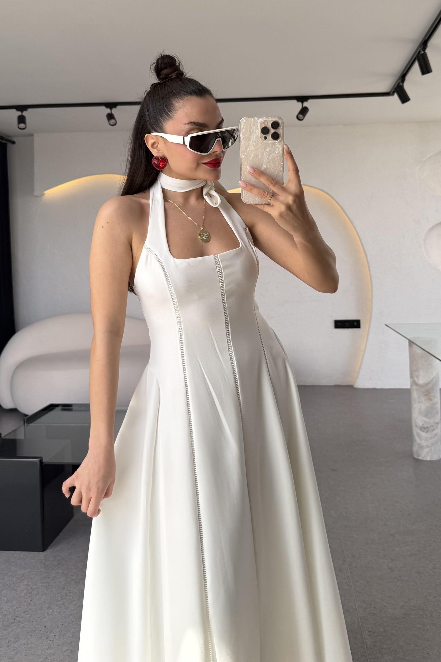 Pimenta Beyaz Boyundan Bağlamalı Atlas Elbise