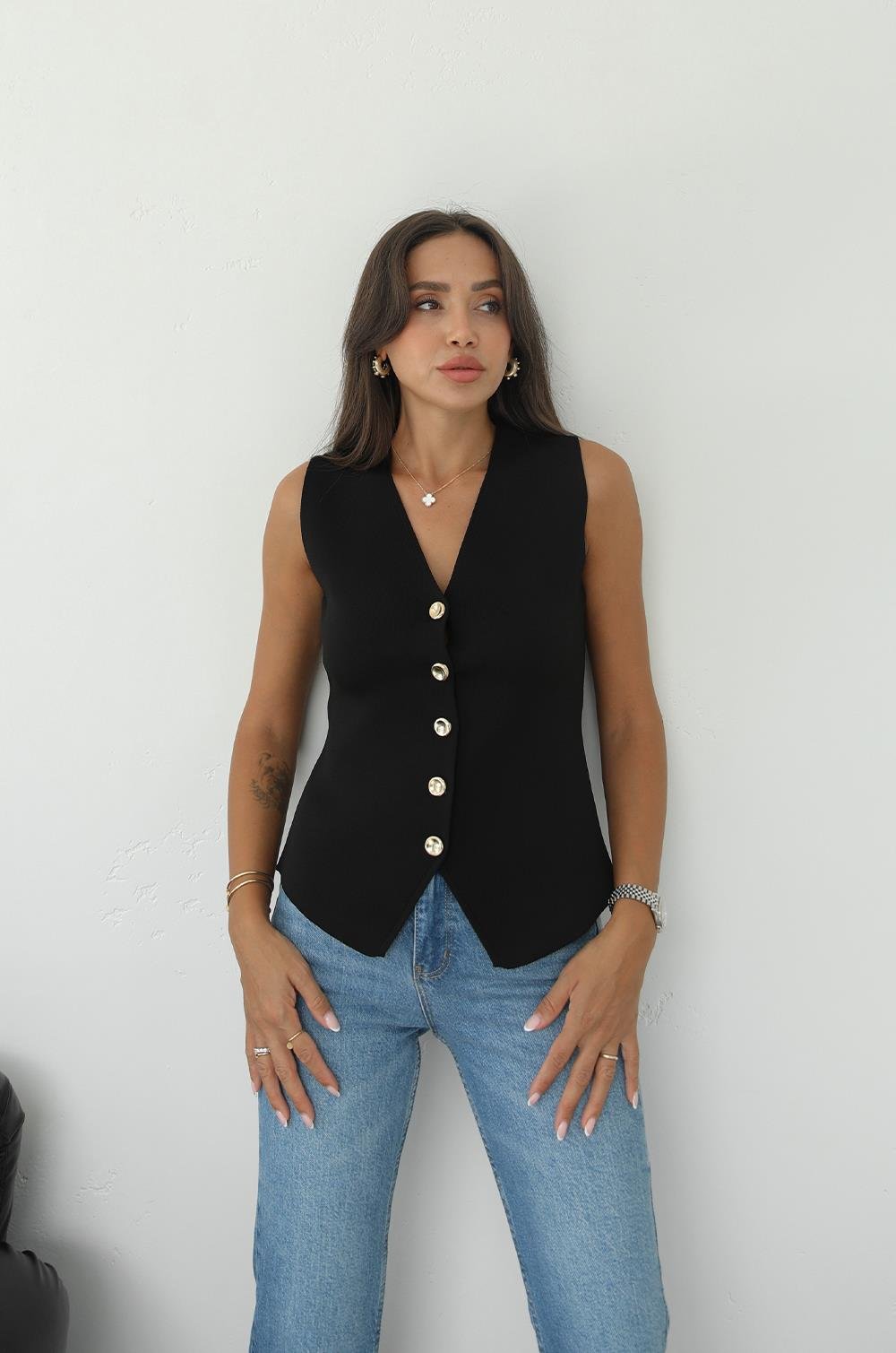 SIYAH BEŞ DÜĞMELI ÇELIK ÖRME YELEK