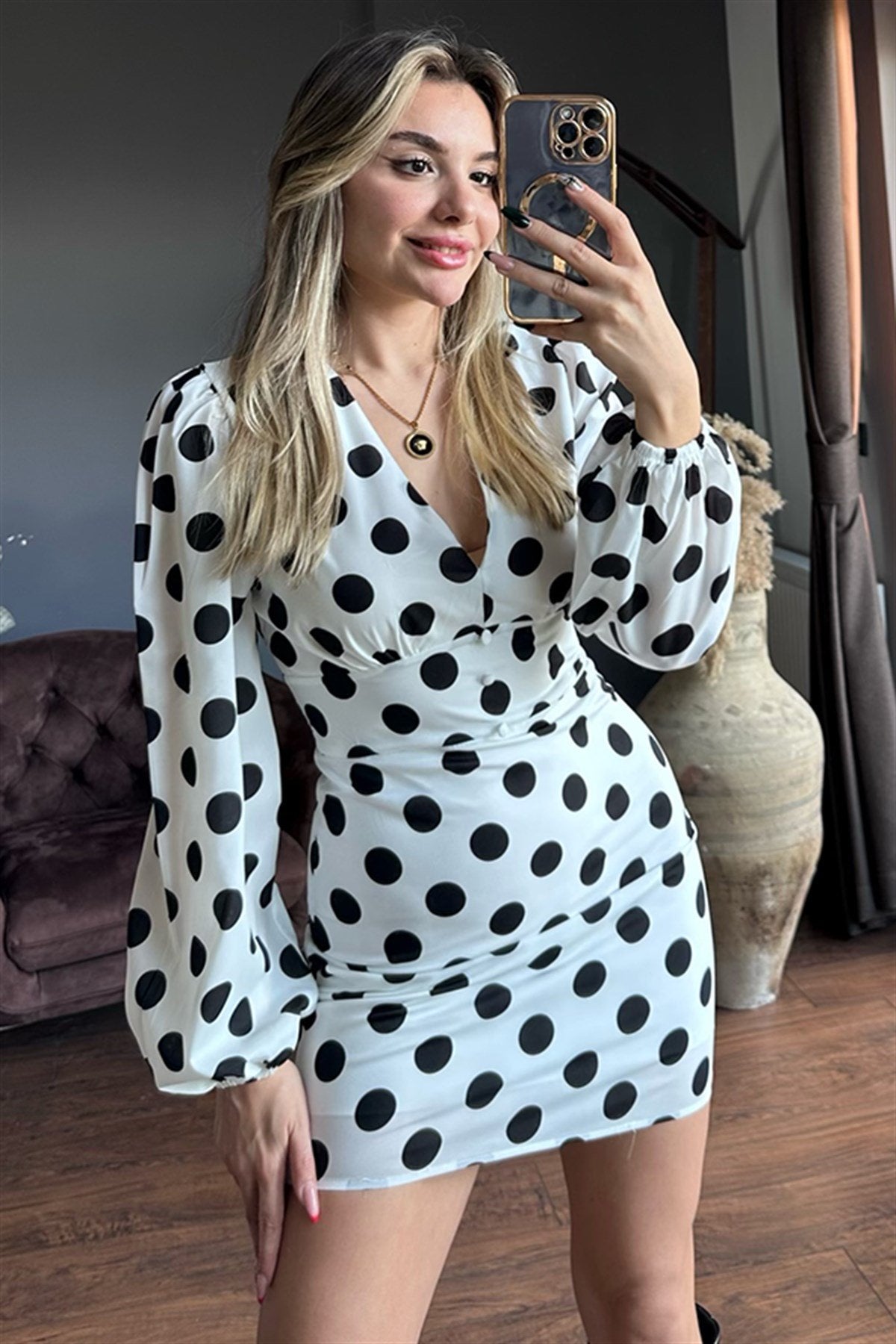 Siyah puantiyeli beyaz balon kol elbise