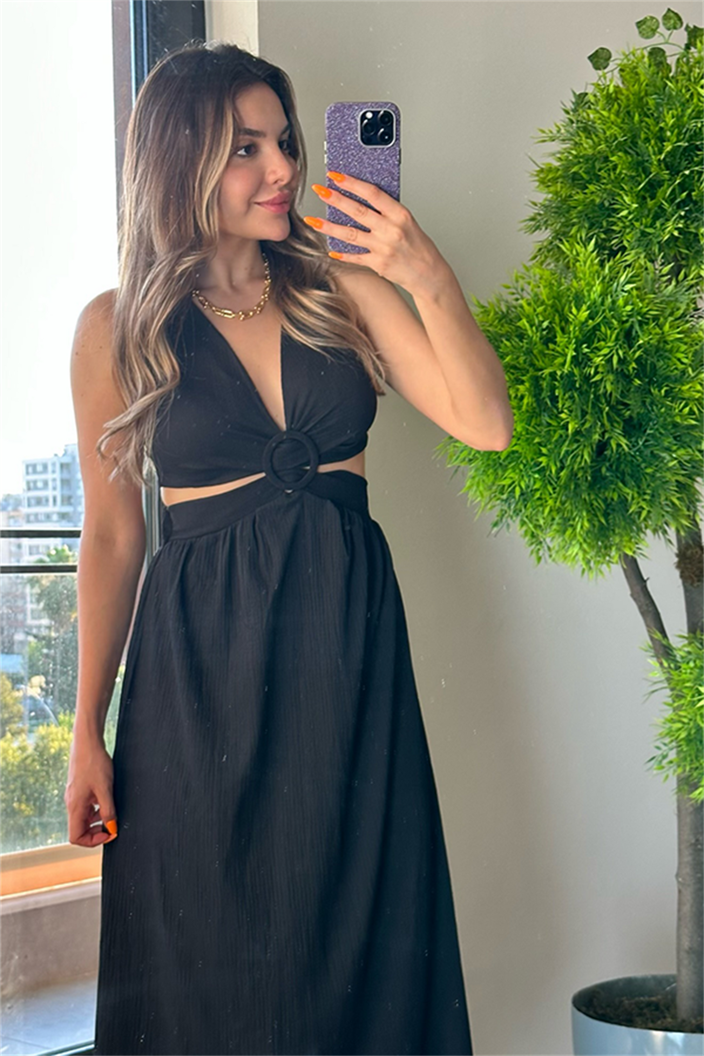 Siyah yanları dekolteli elbise