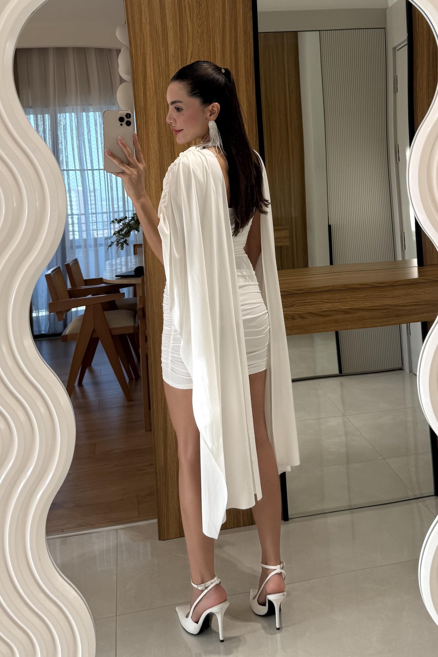 Velda Beyaz Tasarım Pelerinli Elbise