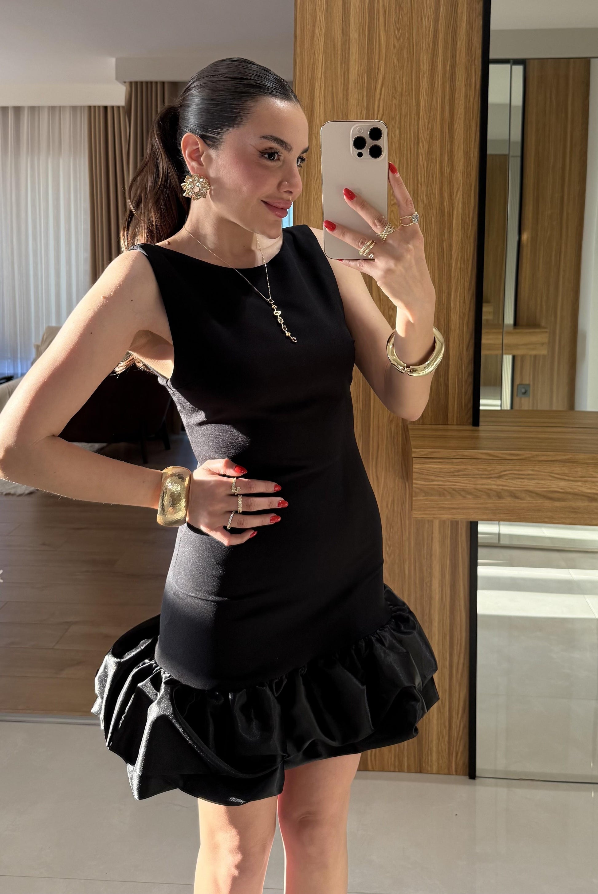 Violetta Siyah Eteği Saten Sırt Dekolteli Elbise