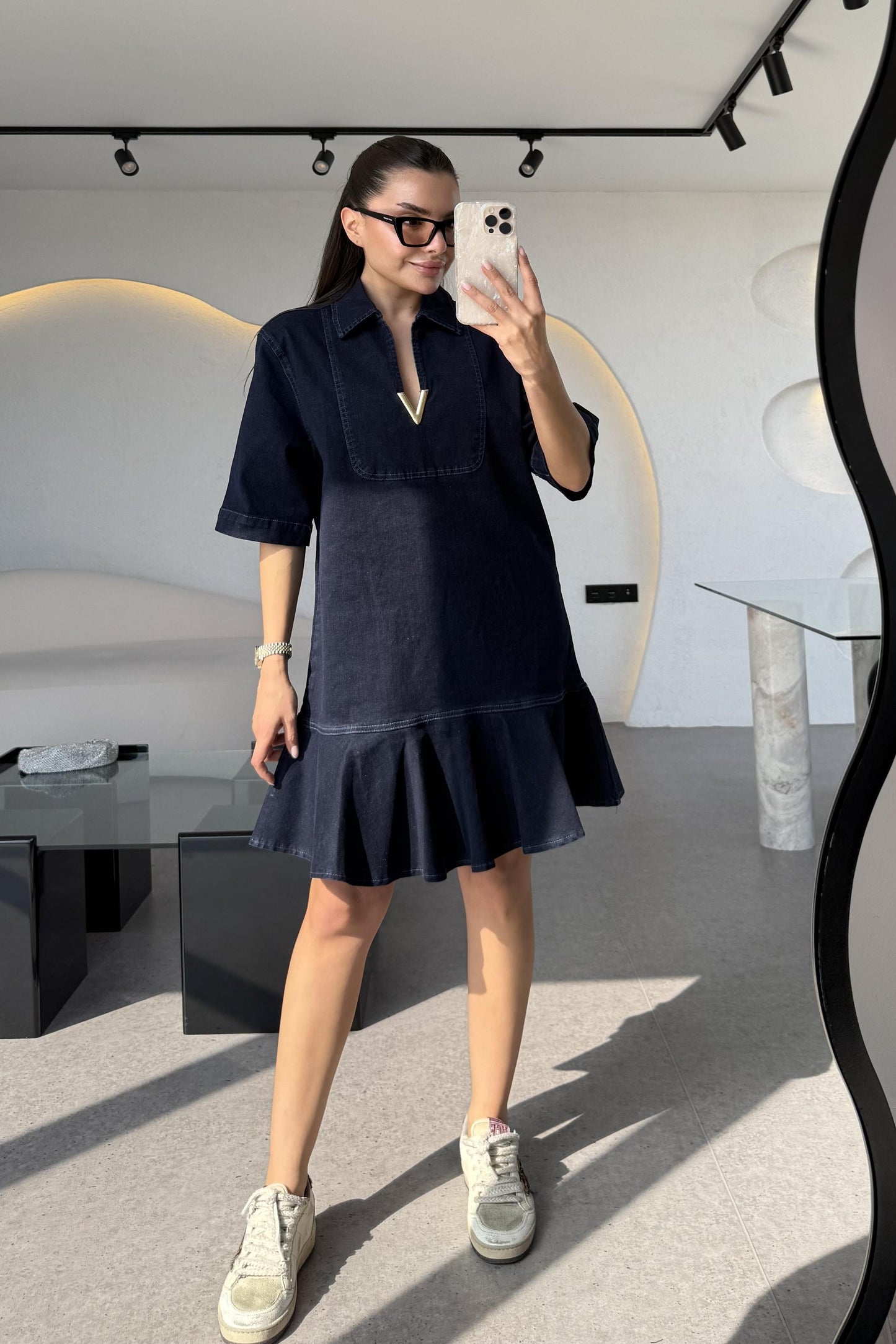 Visual Yaka Aksesuarlı Kot Elbise