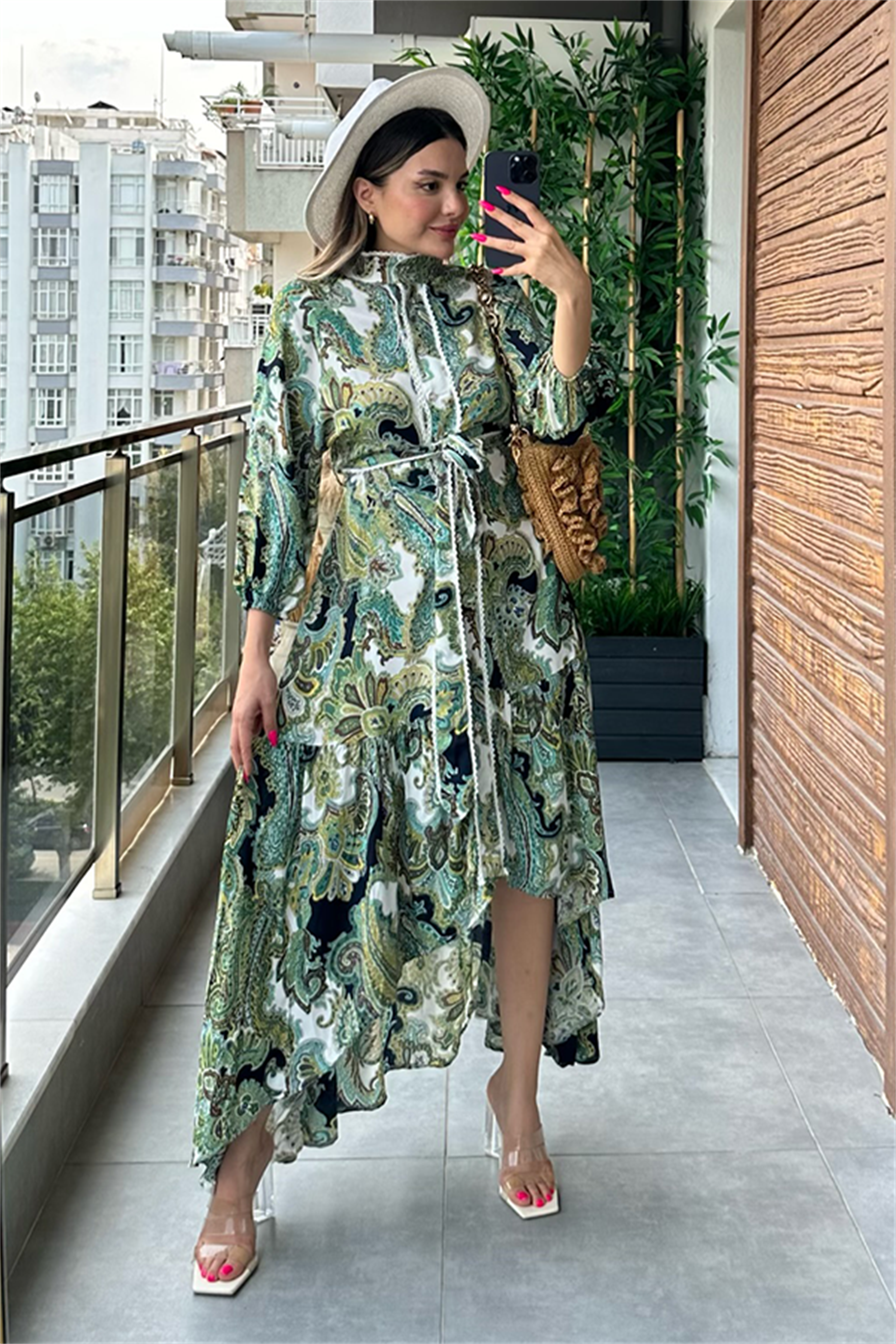 Yeşil etnik desenli önü kısa tasarım elbise