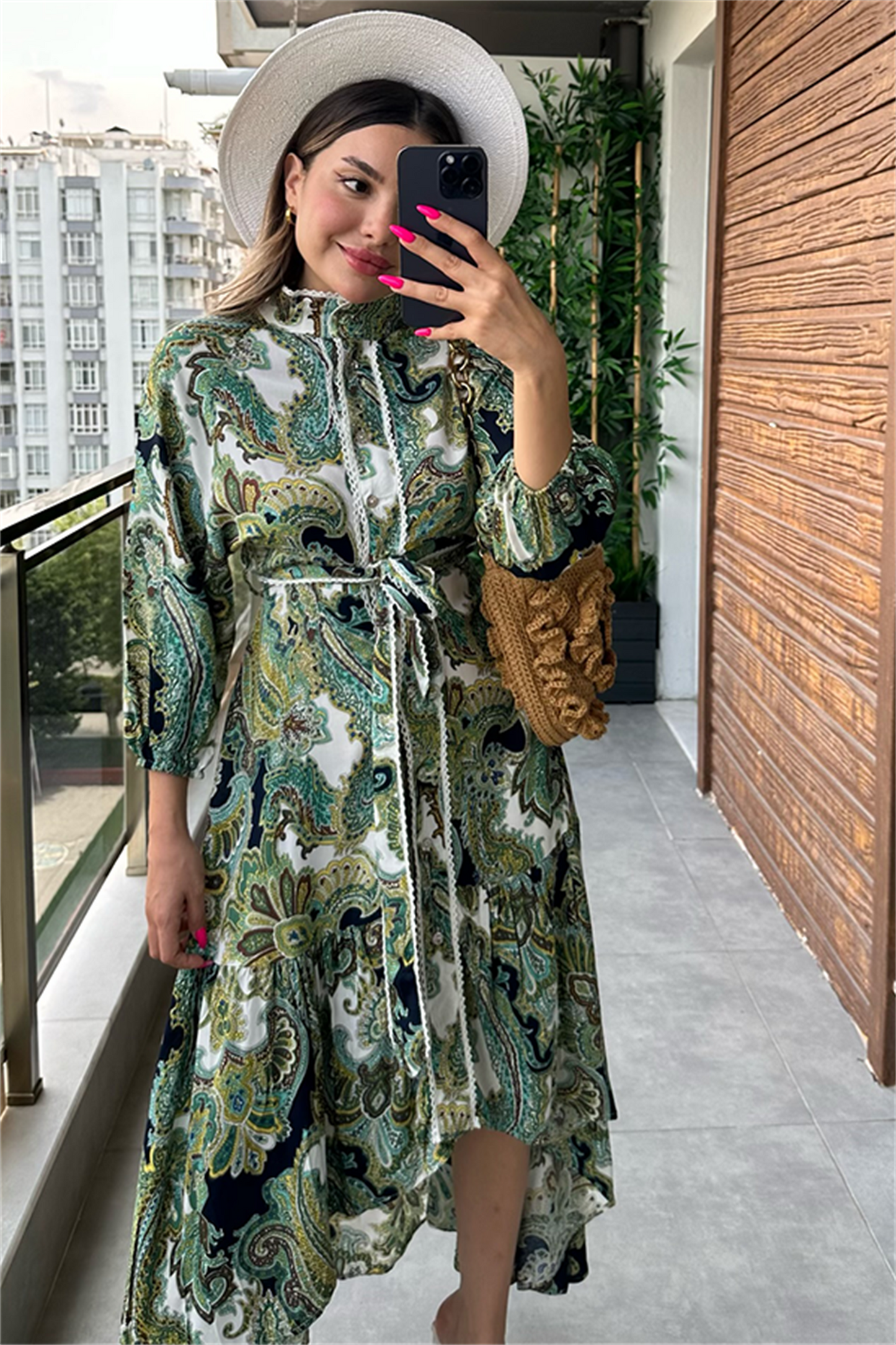 Yeşil etnik desenli önü kısa tasarım elbise