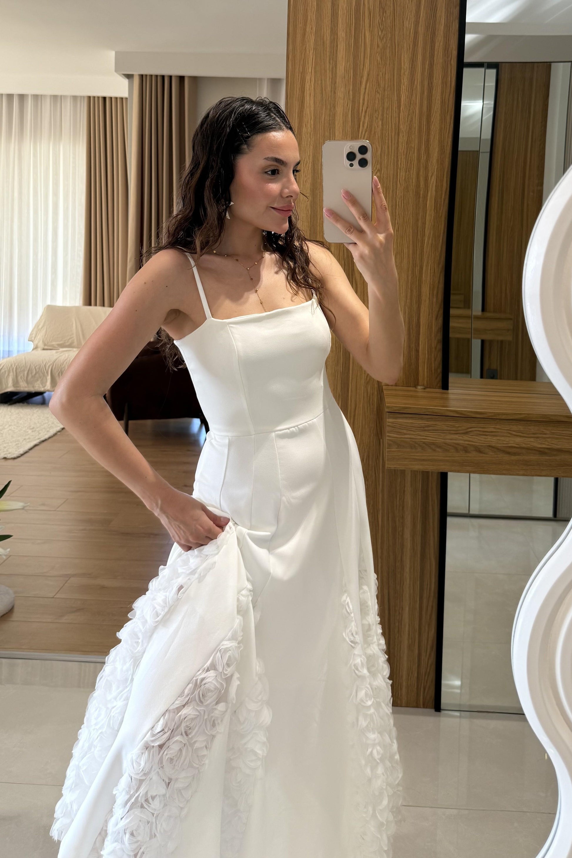 Zerine Beyaz Etek Ucu Üç Boyutlu Elbise