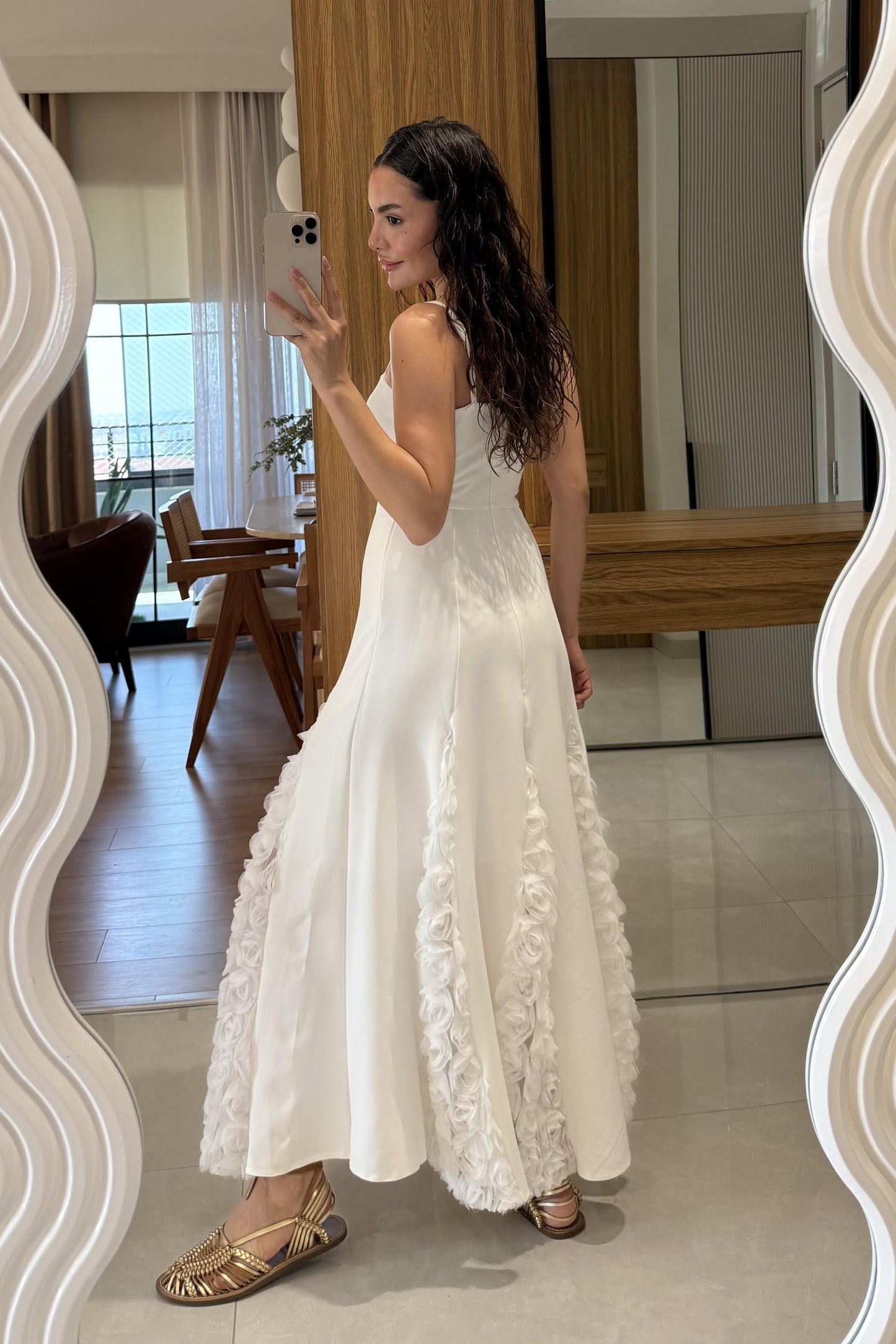 Zerine Beyaz Etek Ucu Üç Boyutlu Elbise