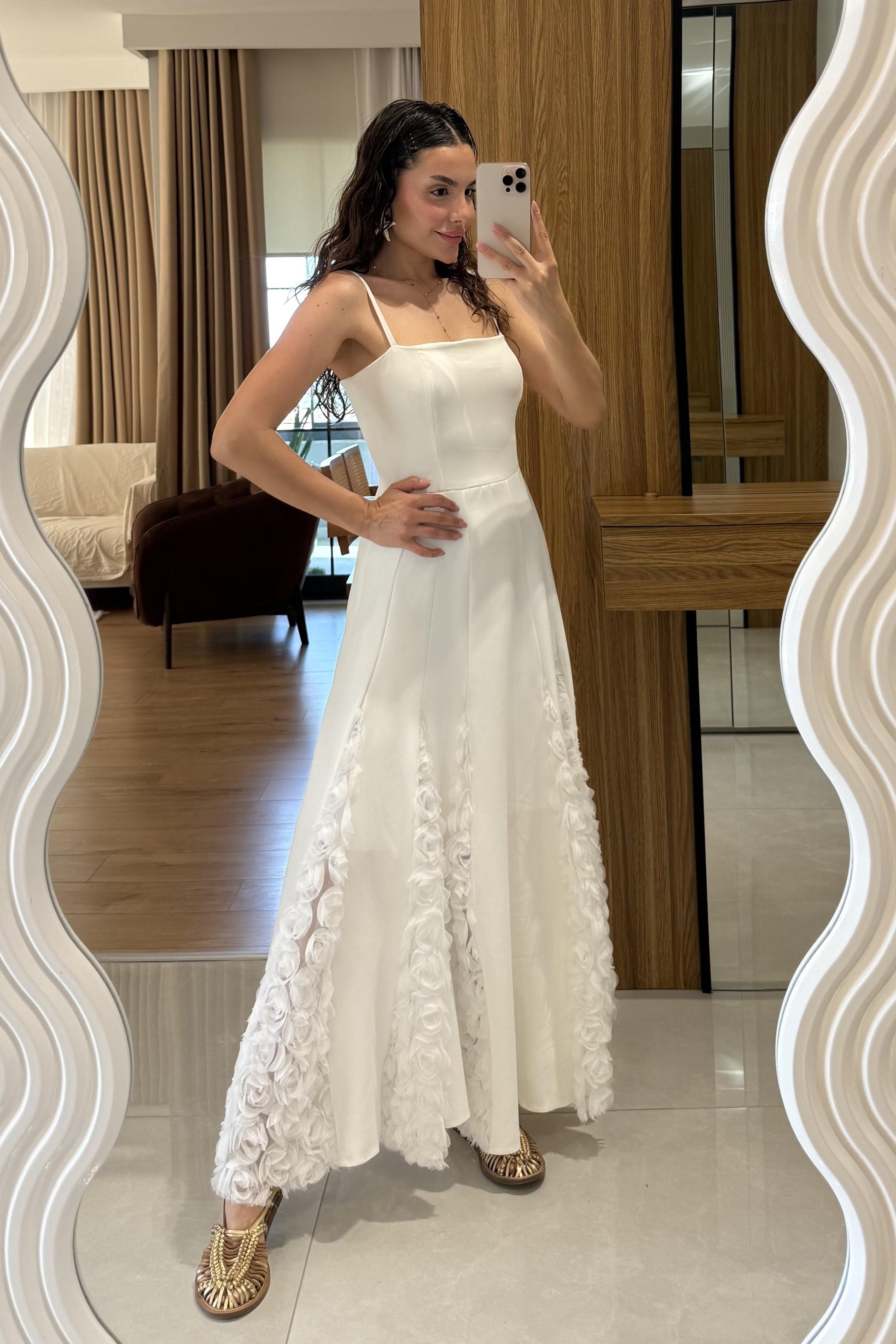 Zerine Beyaz Etek Ucu Üç Boyutlu Elbise