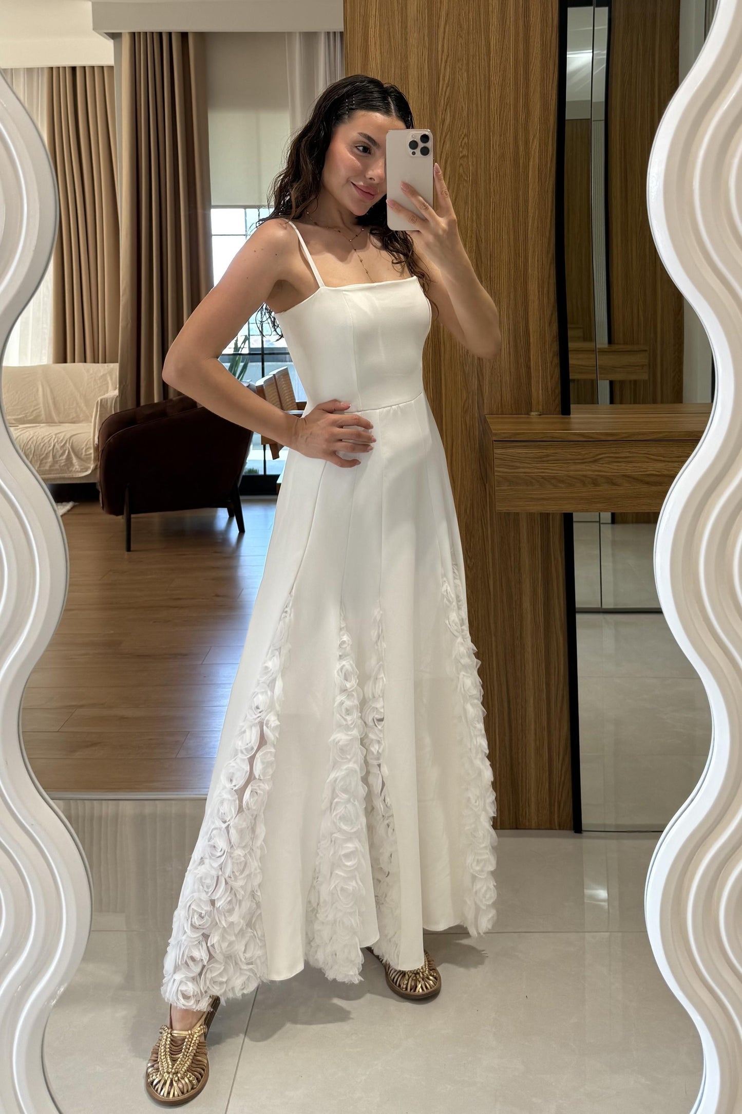 Zerine Beyaz Etek Ucu Üç Boyutlu Elbise