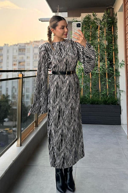 Amata Siyah Beyaz Desenli Kemerli Elbise