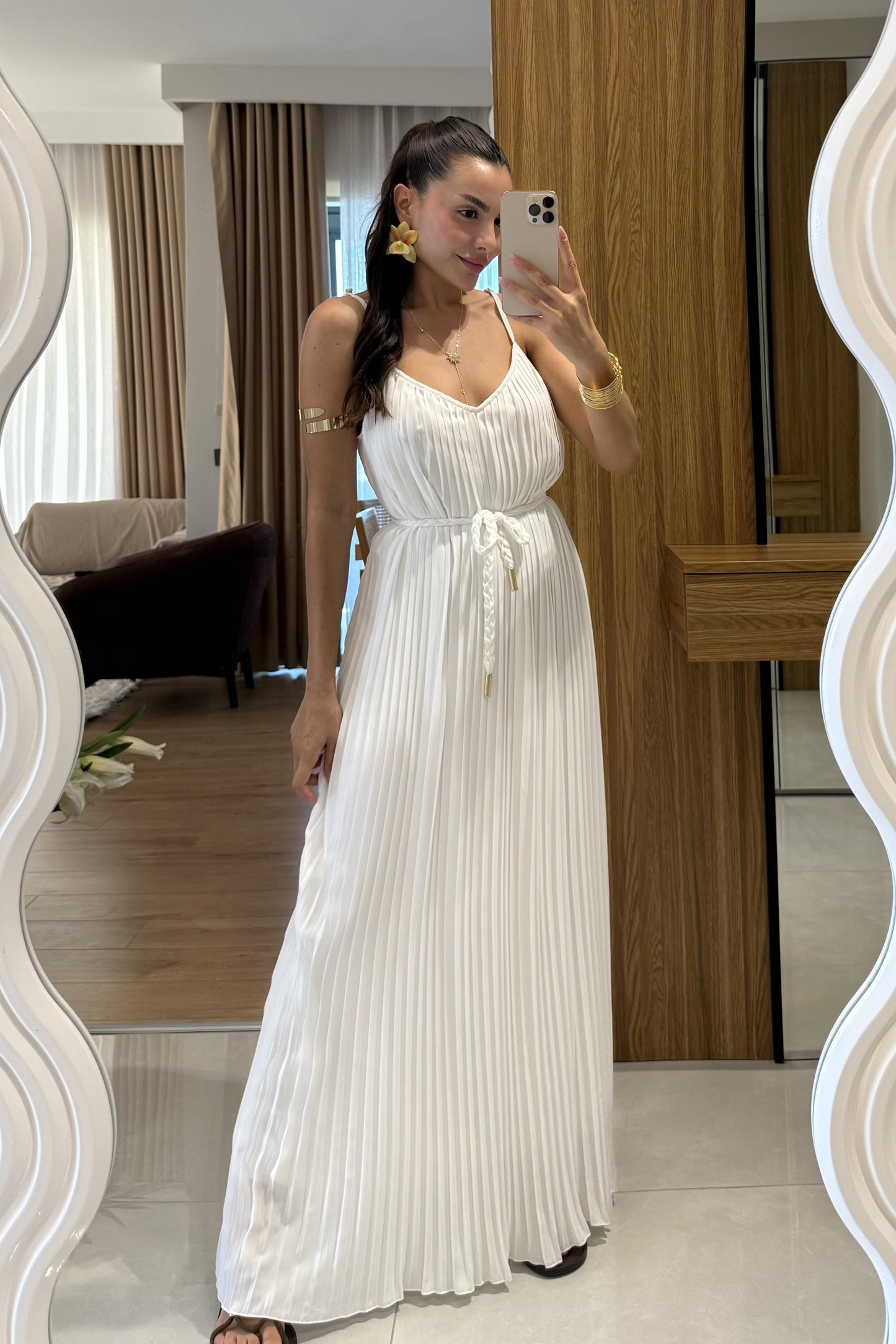 Astraia Beyaz Piliseli İp Askılı Uzun Elbise