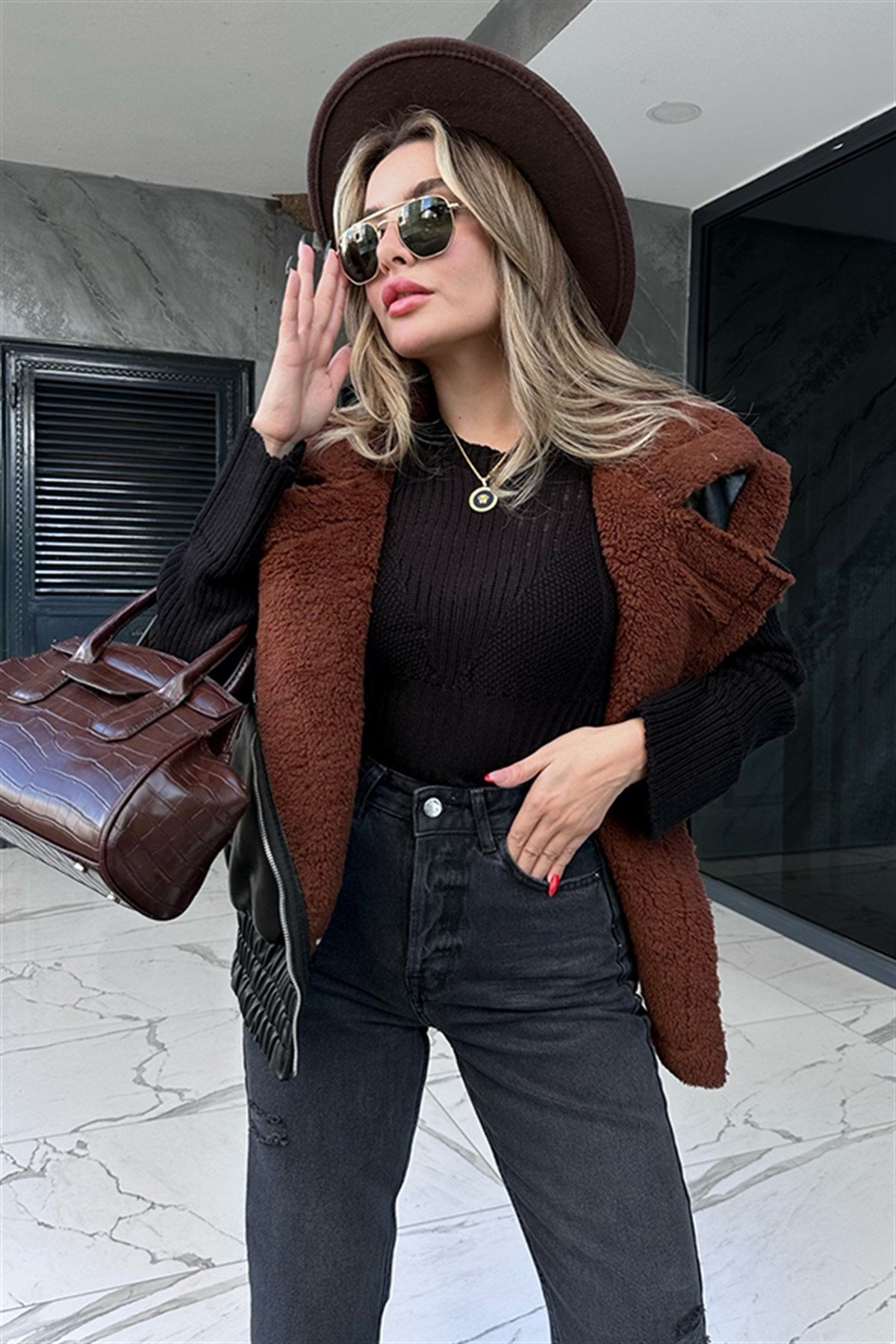 Bel gipeli kürk detaylı deri yelek - Acı Kahve