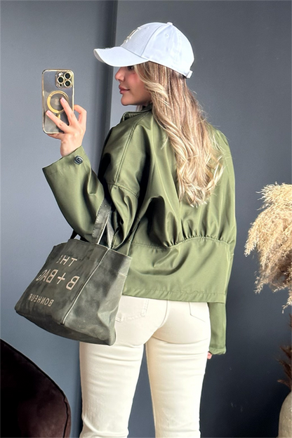 Belden oturtmalı haki yeşil yağmurluk