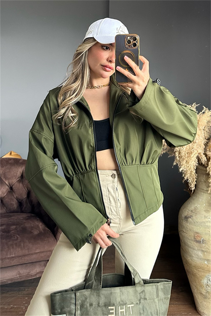 Belden oturtmalı haki yeşil yağmurluk