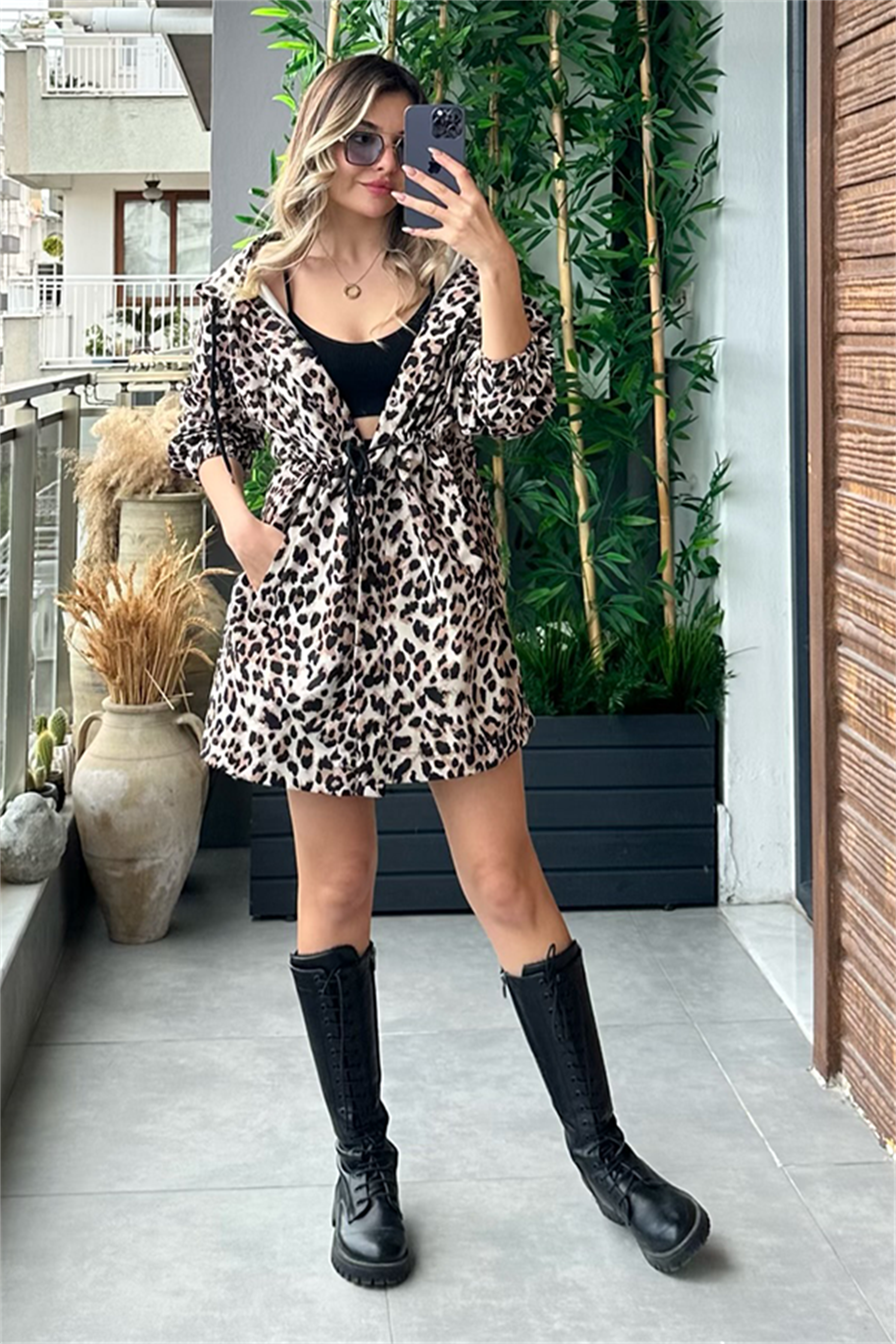 Belden oturtmalı leopar desenli yağmurluk