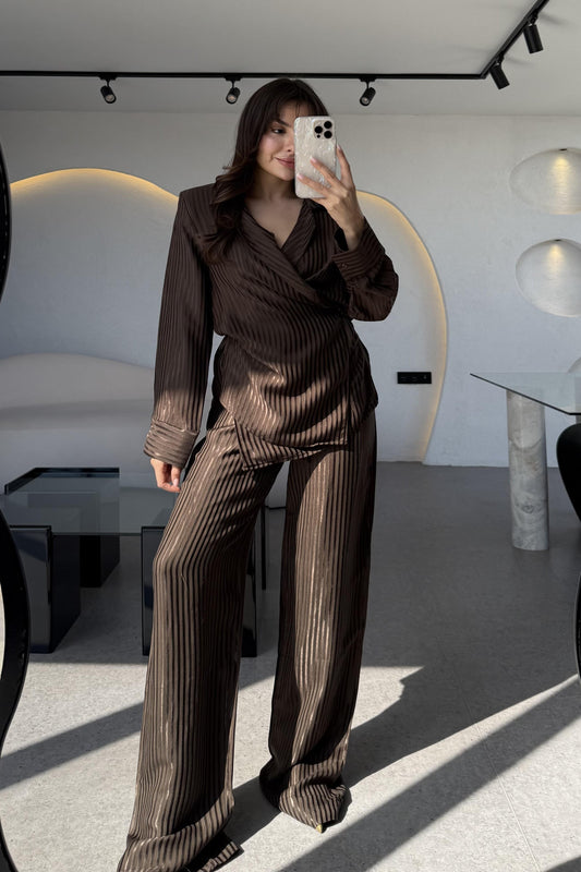 Bethani Kahve Vatkalı Şeritli Saten Dokulu Takım