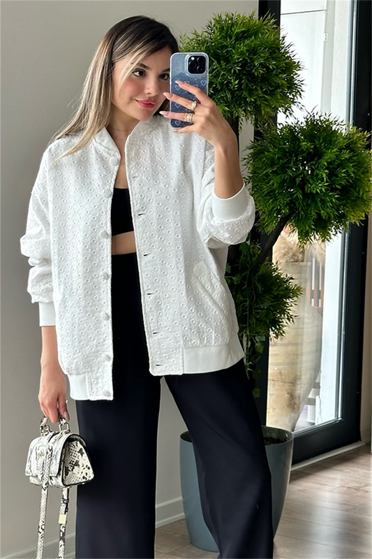 Beyaz güpürlü spor ceket