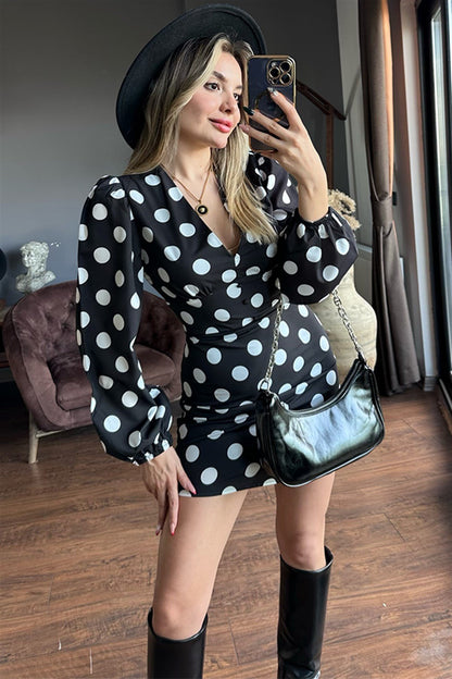 Beyaz puantiyeli siyah balon kol elbise