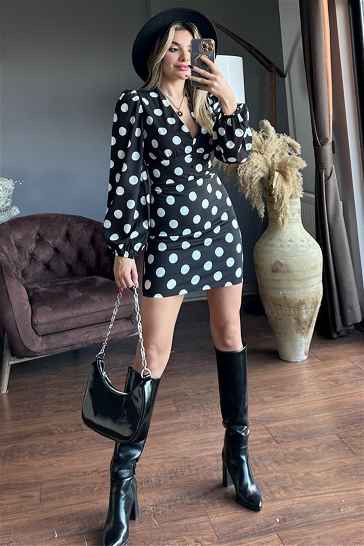 Beyaz puantiyeli siyah balon kol elbise