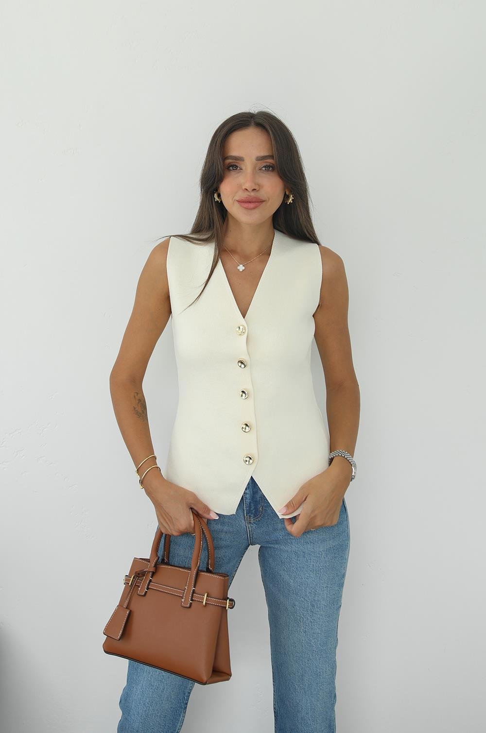 EKRU BEŞ DÜĞMELI ÇELIK ÖRME YELEK