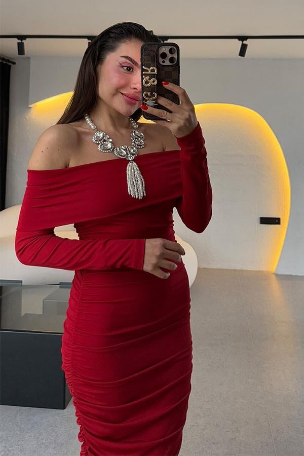 Elwine Kırmızı Drapeli Madonna Yaka Elbise