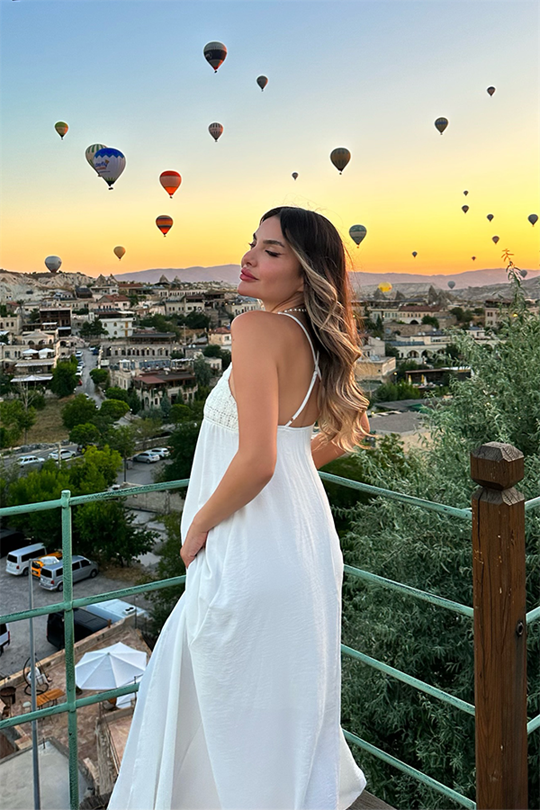 Farilya sırt dekolteli beyaz elbise