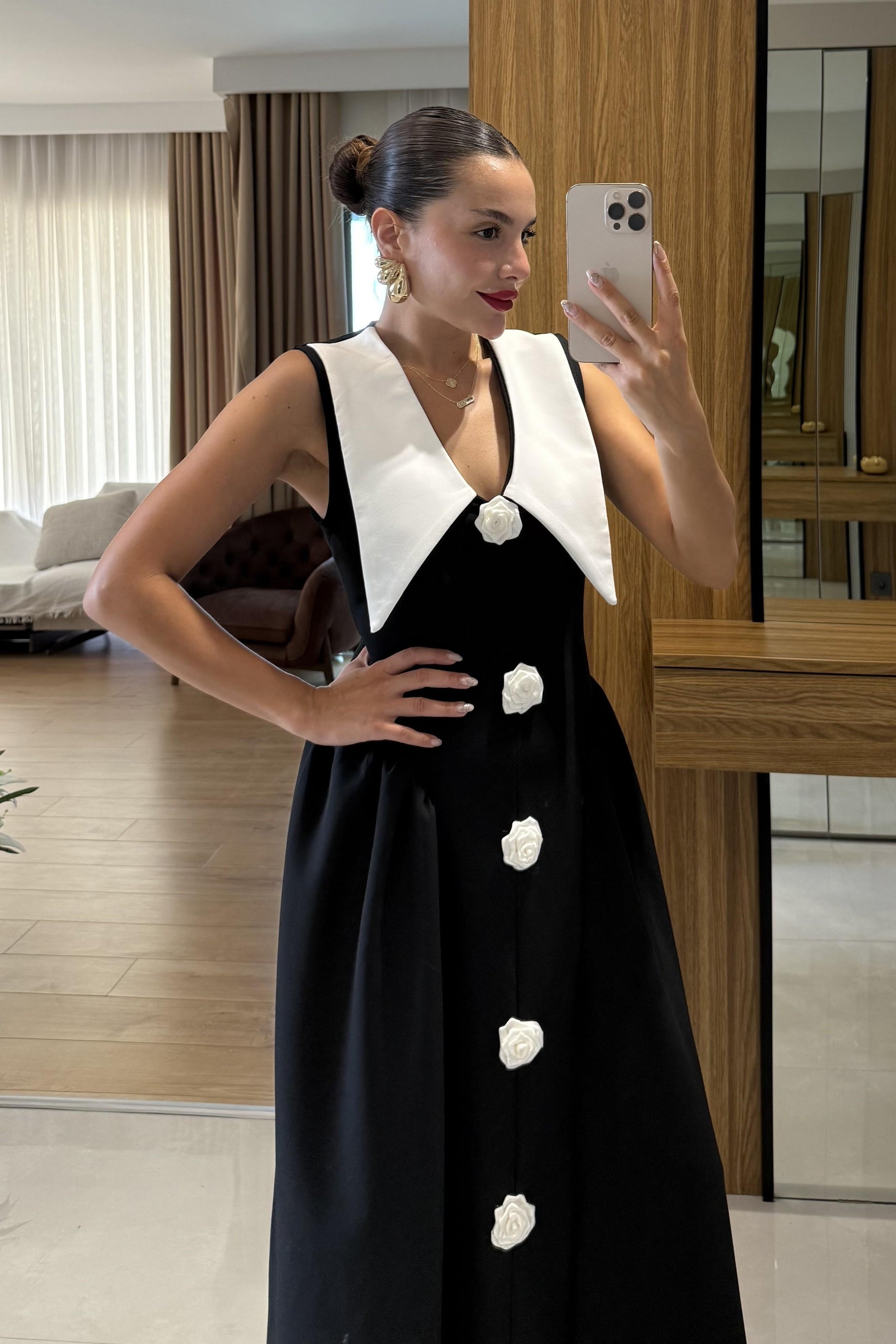 Forina Siyah Yakalı Gül Detaylı Atlas Elbise