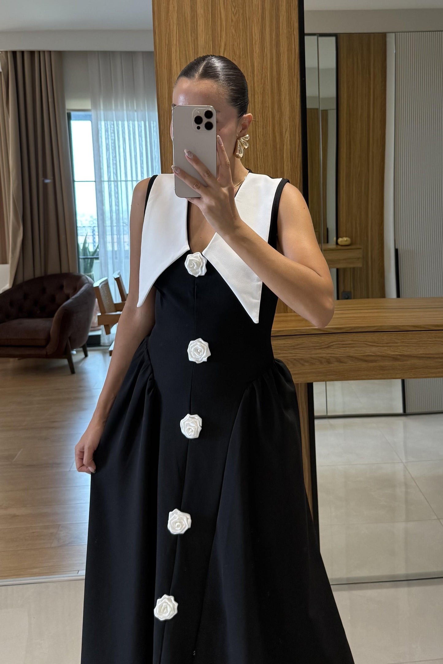 Forina Siyah Yakalı Gül Detaylı Atlas Elbise